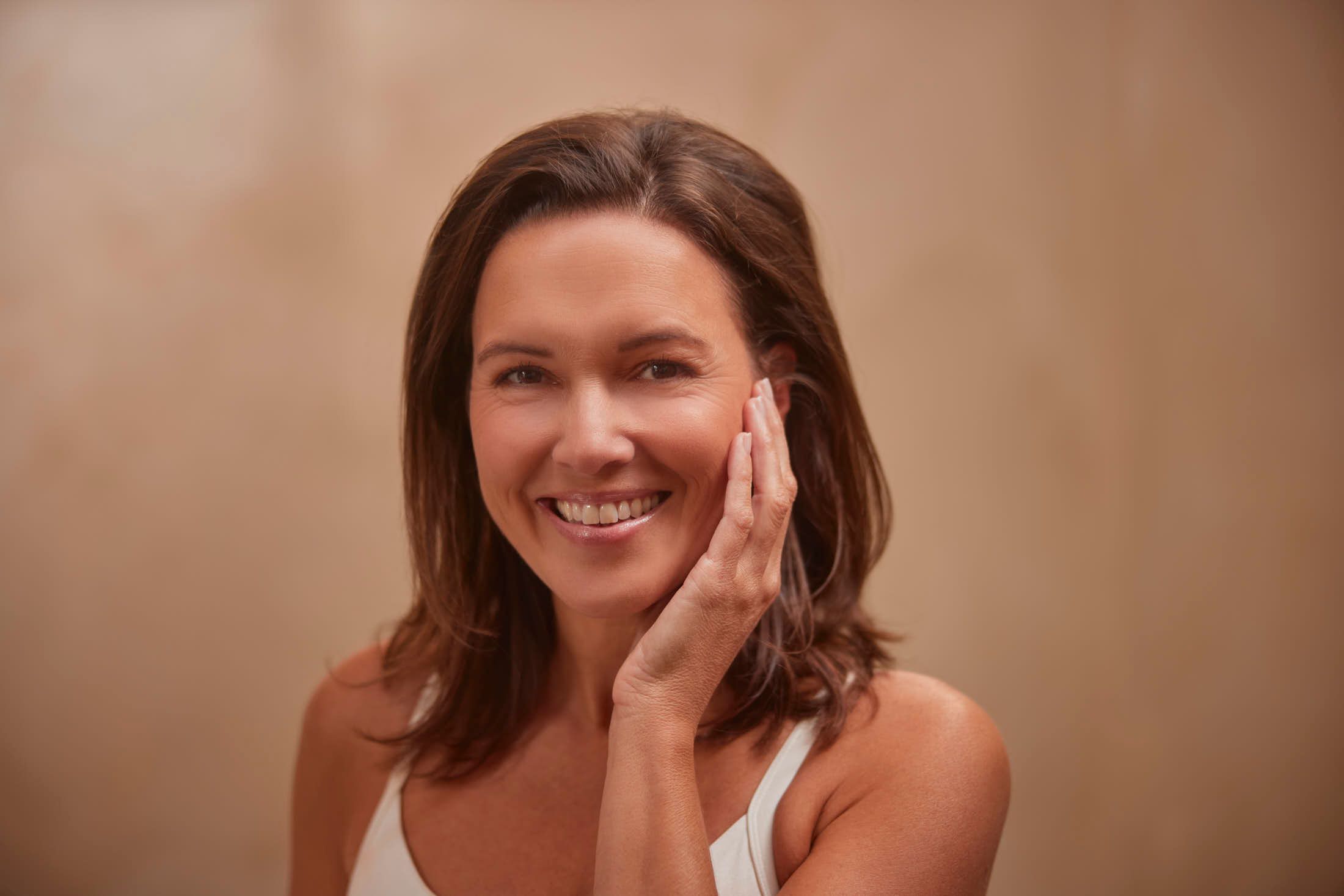 Vrouwelijke client met natuurlijk resultaat na behandeling van rimpels bovenlip met fillers bij The Body Clinic