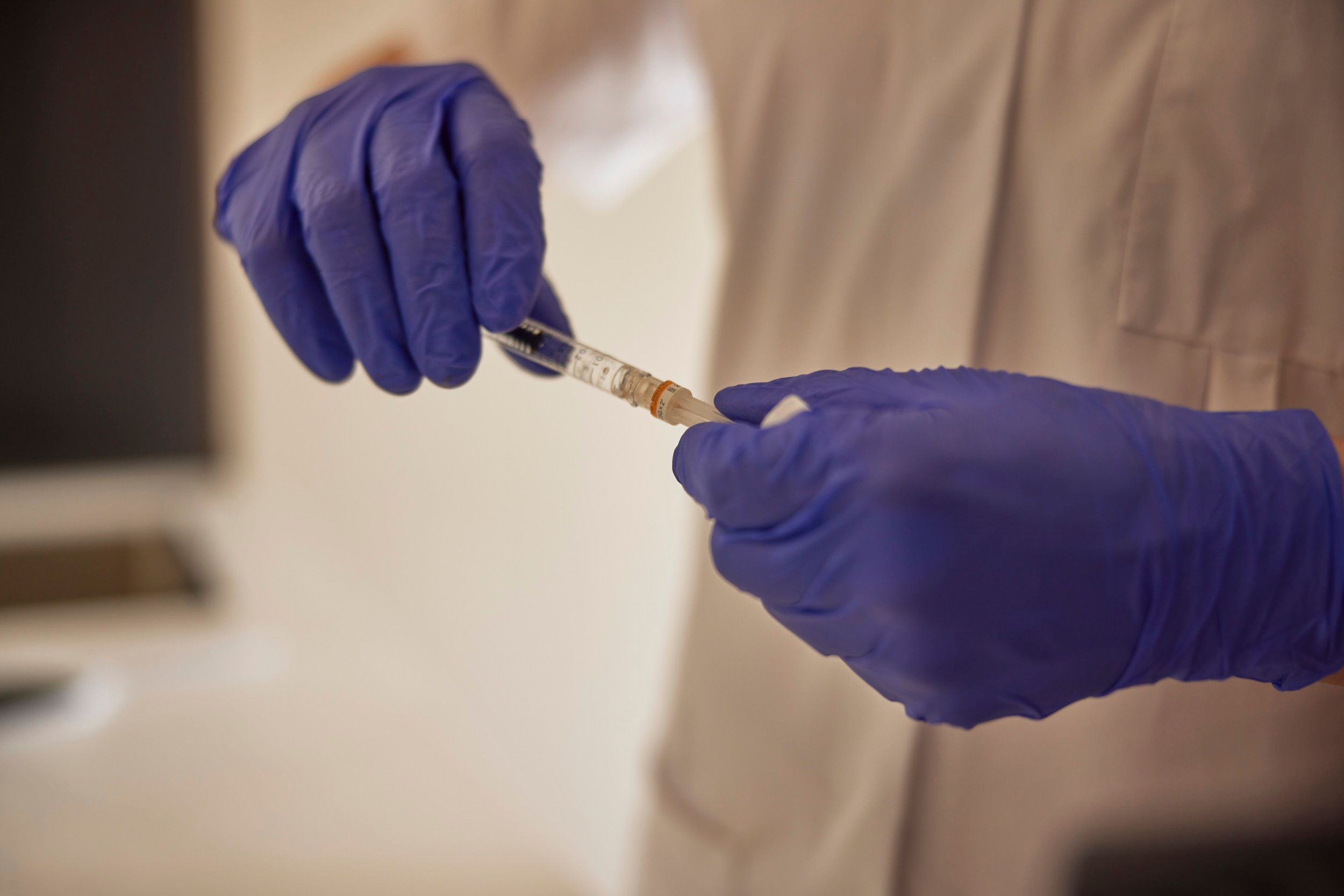 Arts bereidt injectie voor bij een cosmetische behandeling tegen beginnende huidverslapping bij The Body Clinic