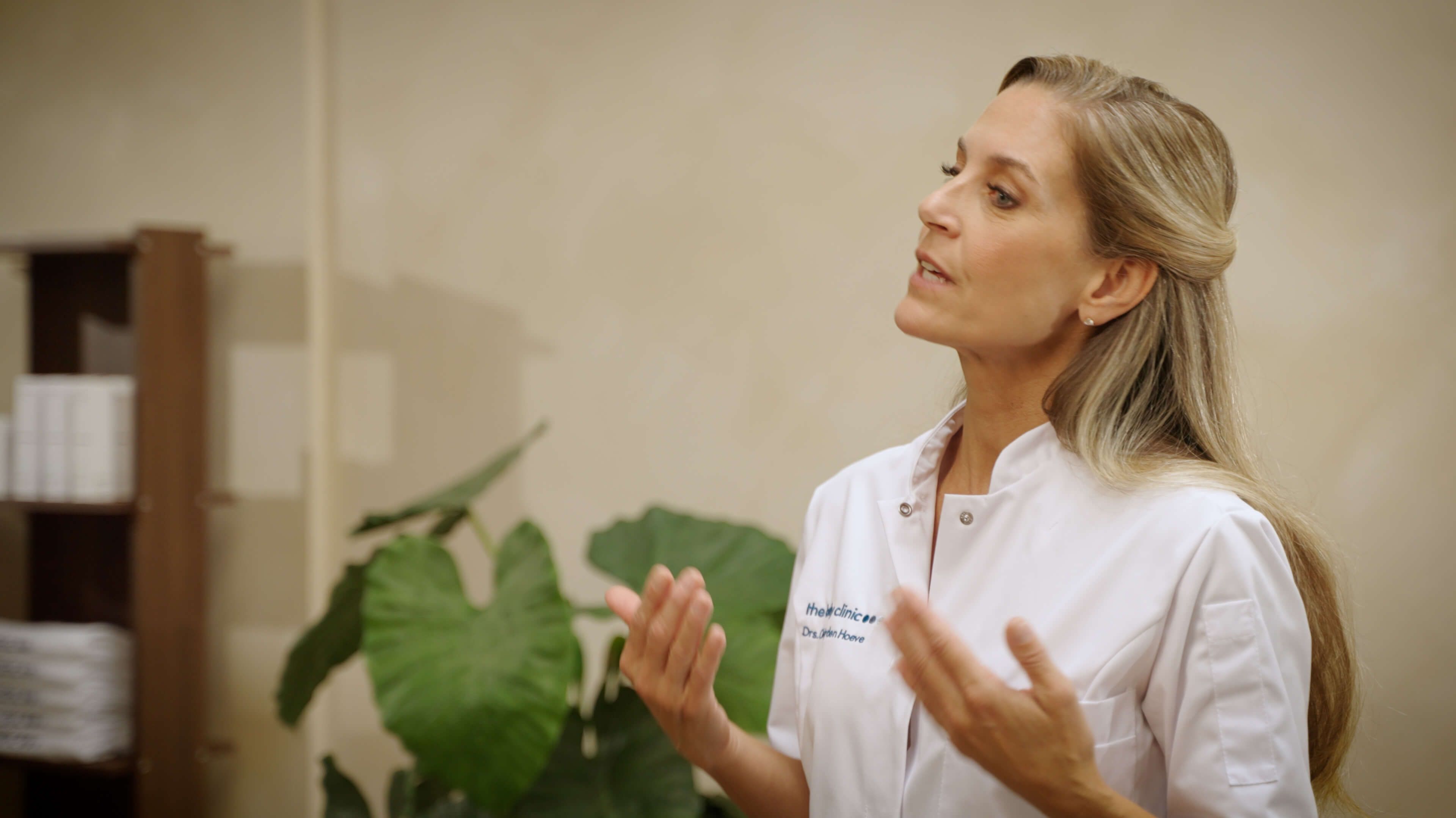 Cosmetisch arts van The Body Clinic geeft uitleg over filler behandeling van de jukbeenderen