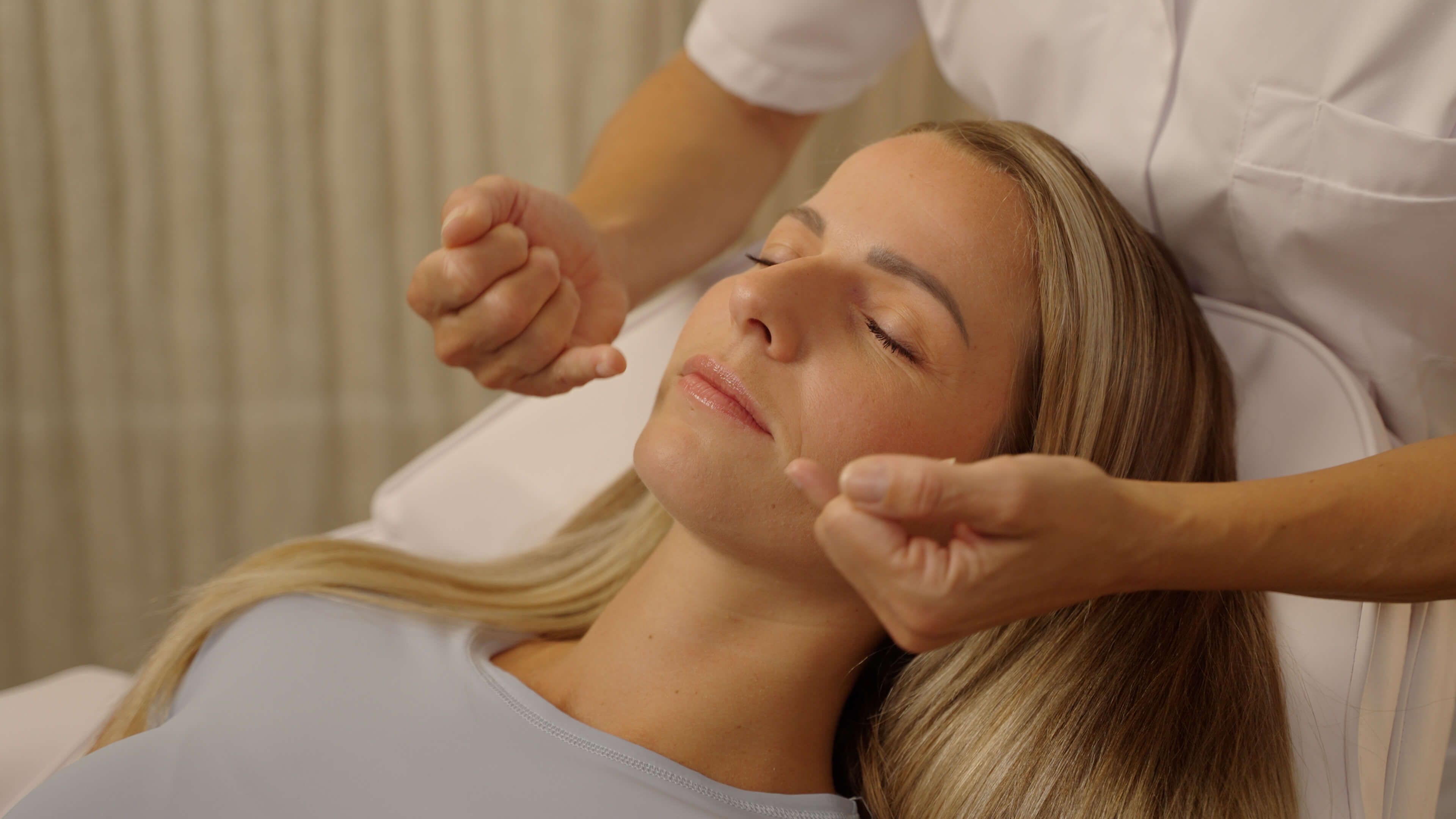 Client ondergaat fillerbehandeling bij The Body Clinic