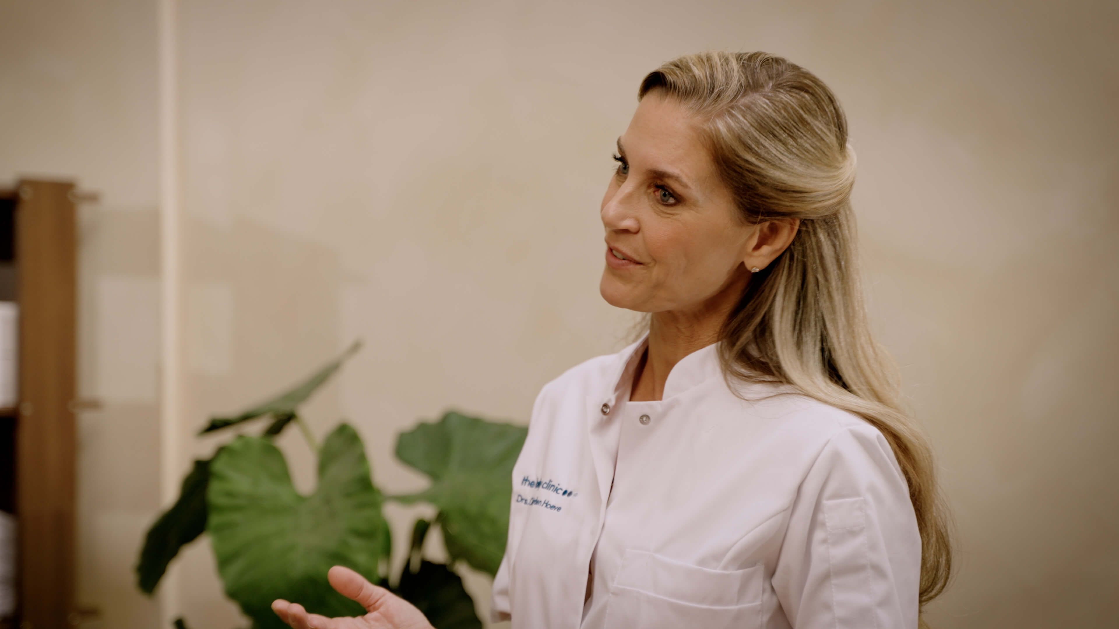 Cosmetisch arts van The Body Clinic geeft uitleg over liquid facelift behandeling