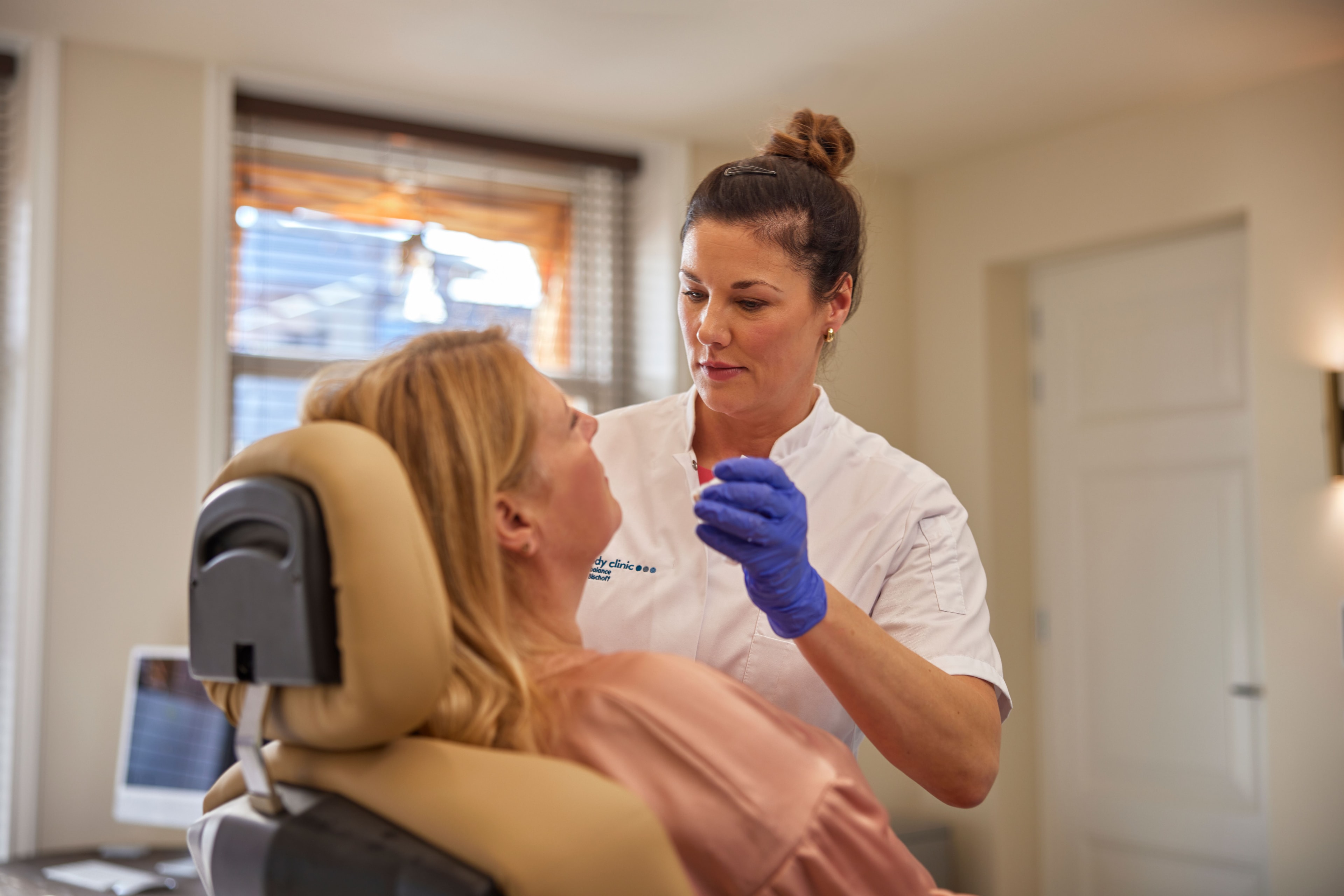 Arts bespreekt botox behandeling hangende mondhoeken met cliënt in behandelkamer The Body Clinic