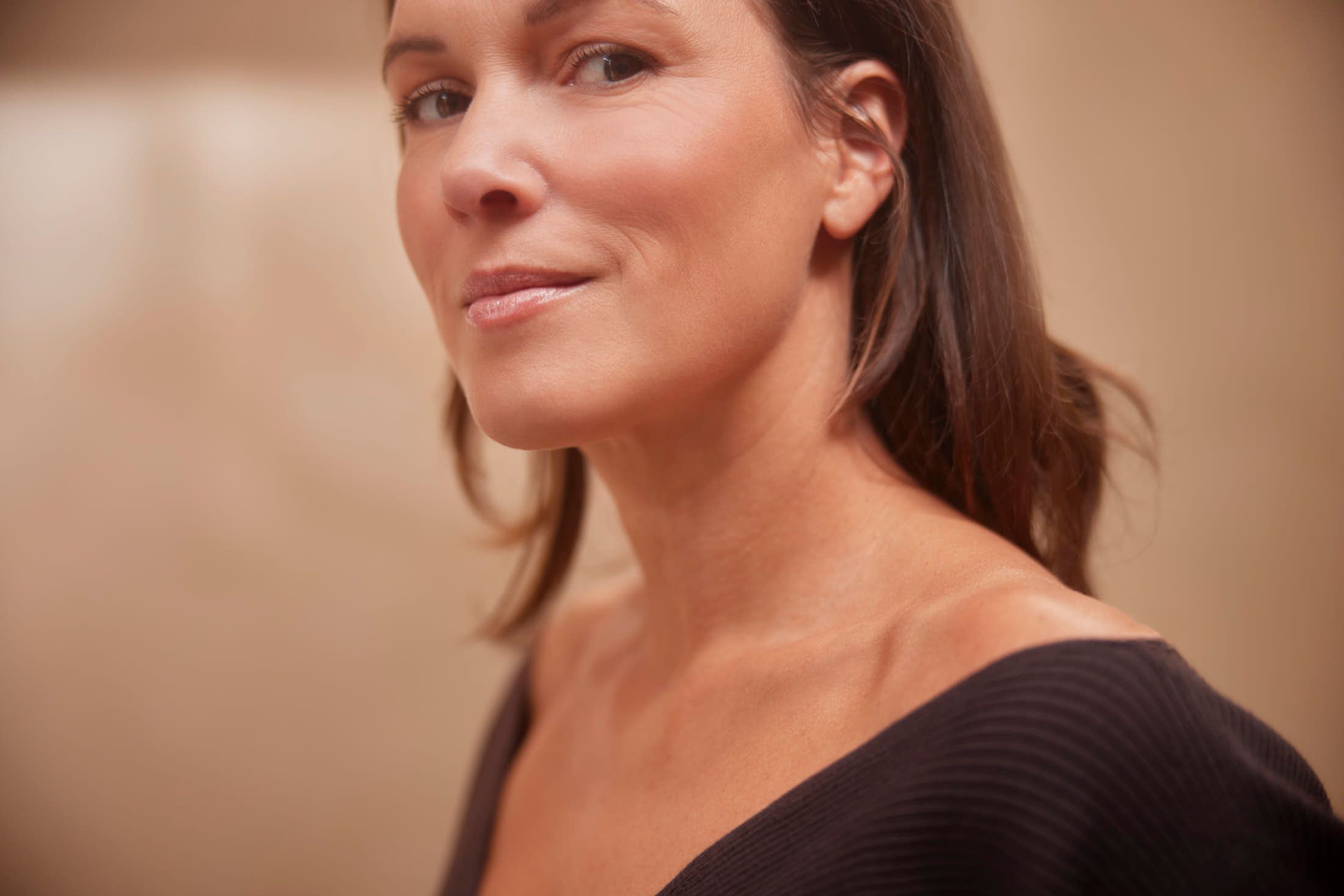 Client met stralende huid na mondhoekplooi filler behandeling bij The Body Clinic