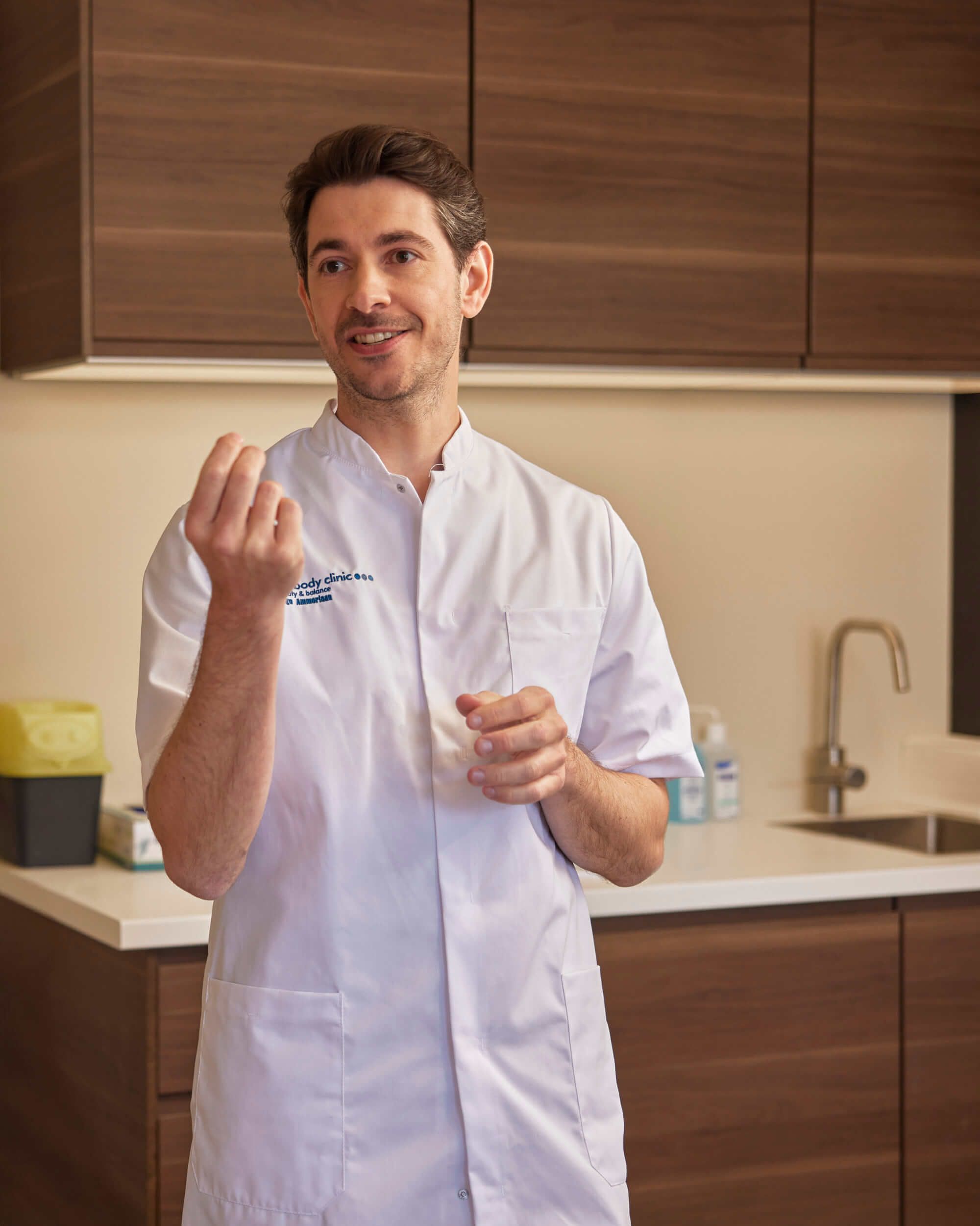 Cosmetisch arts legt veiligheid van cosmetische behandeling uit bij The Body Clinic