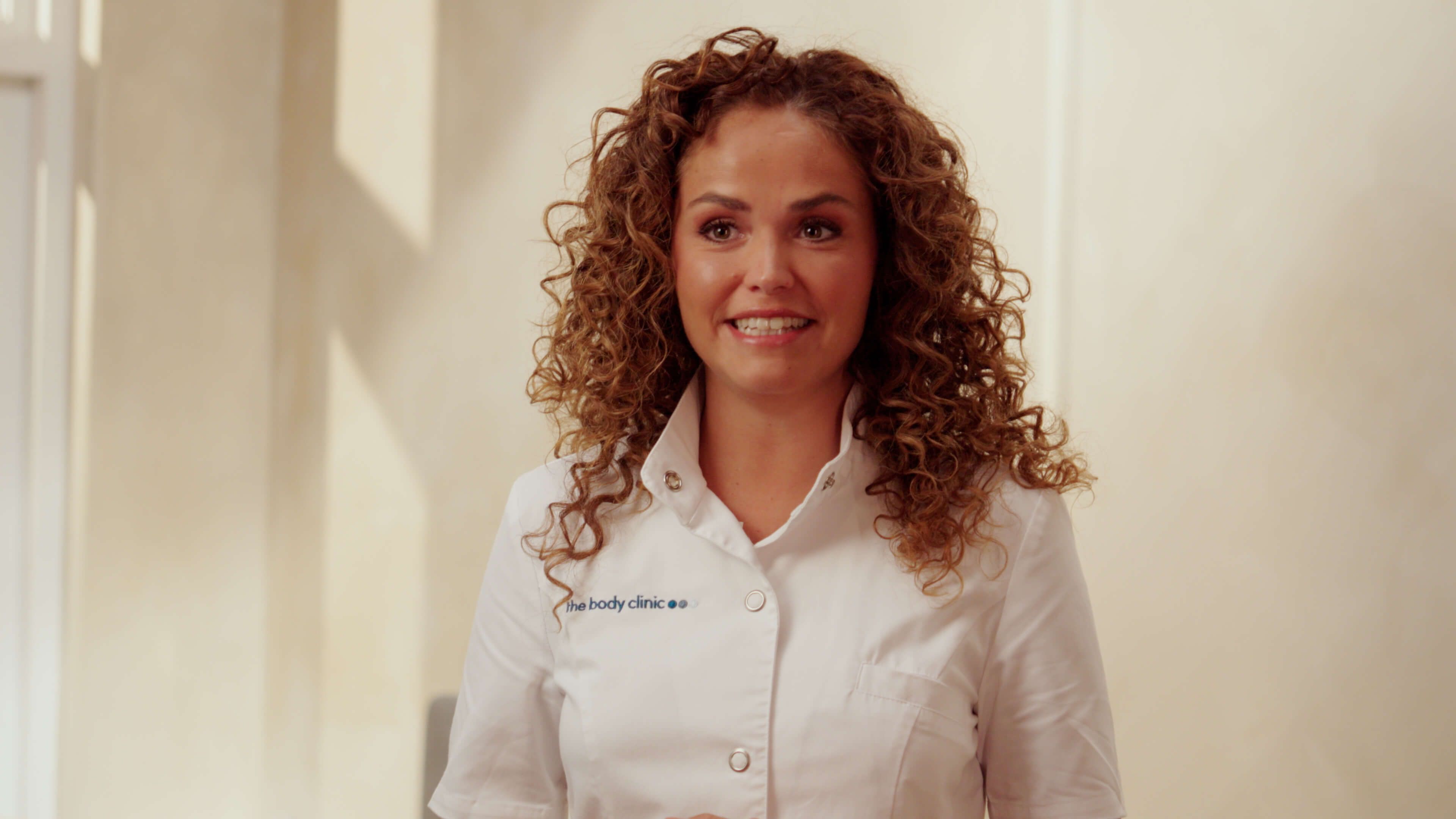 Huidtherapeut legt coagulatie behandeling voor huidoneffenheden uit in instructievideo bij The Body Clinic