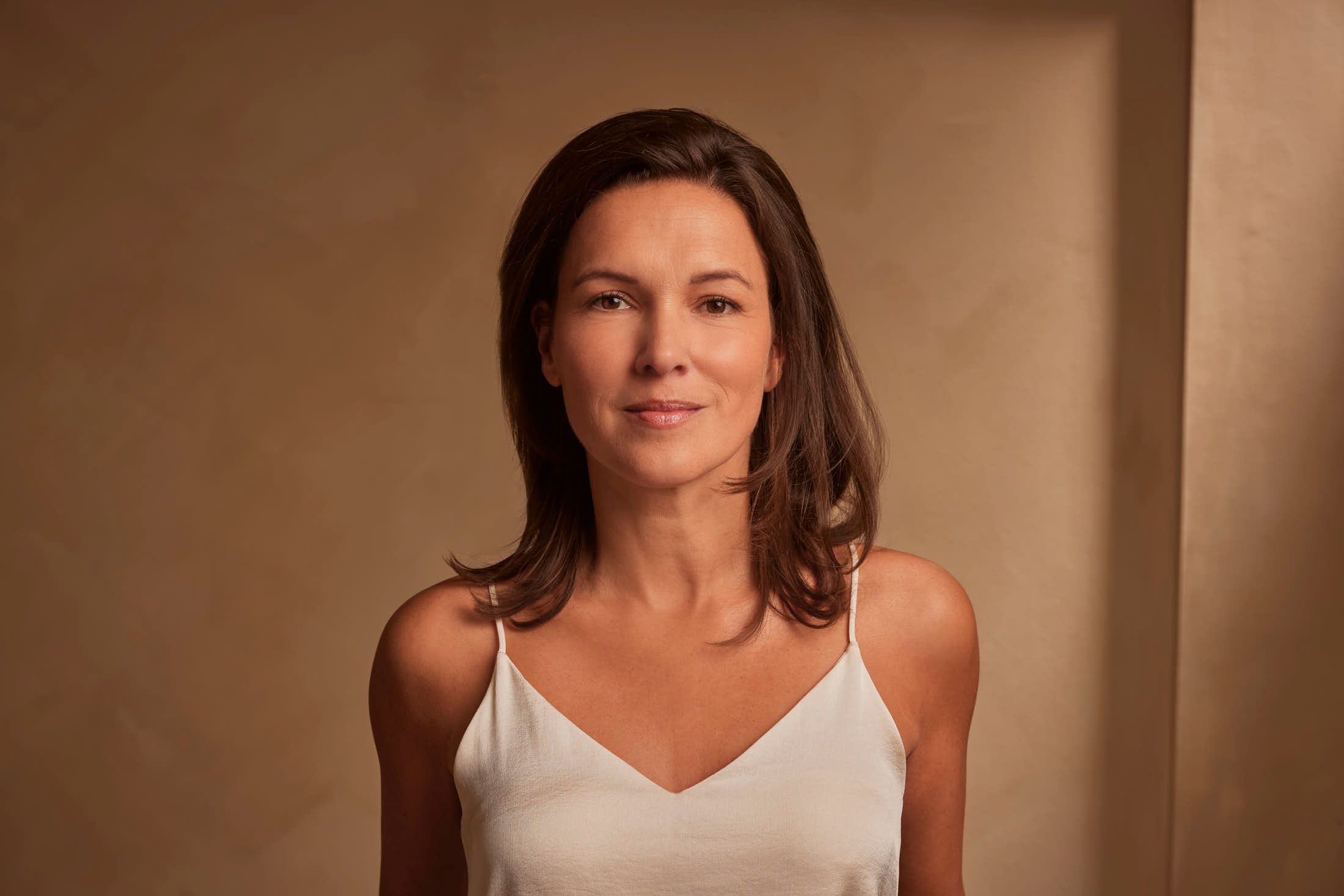 Client met stralende huid toont resultaat na huidverstrakkingsbehandeling bij The Body Clinic