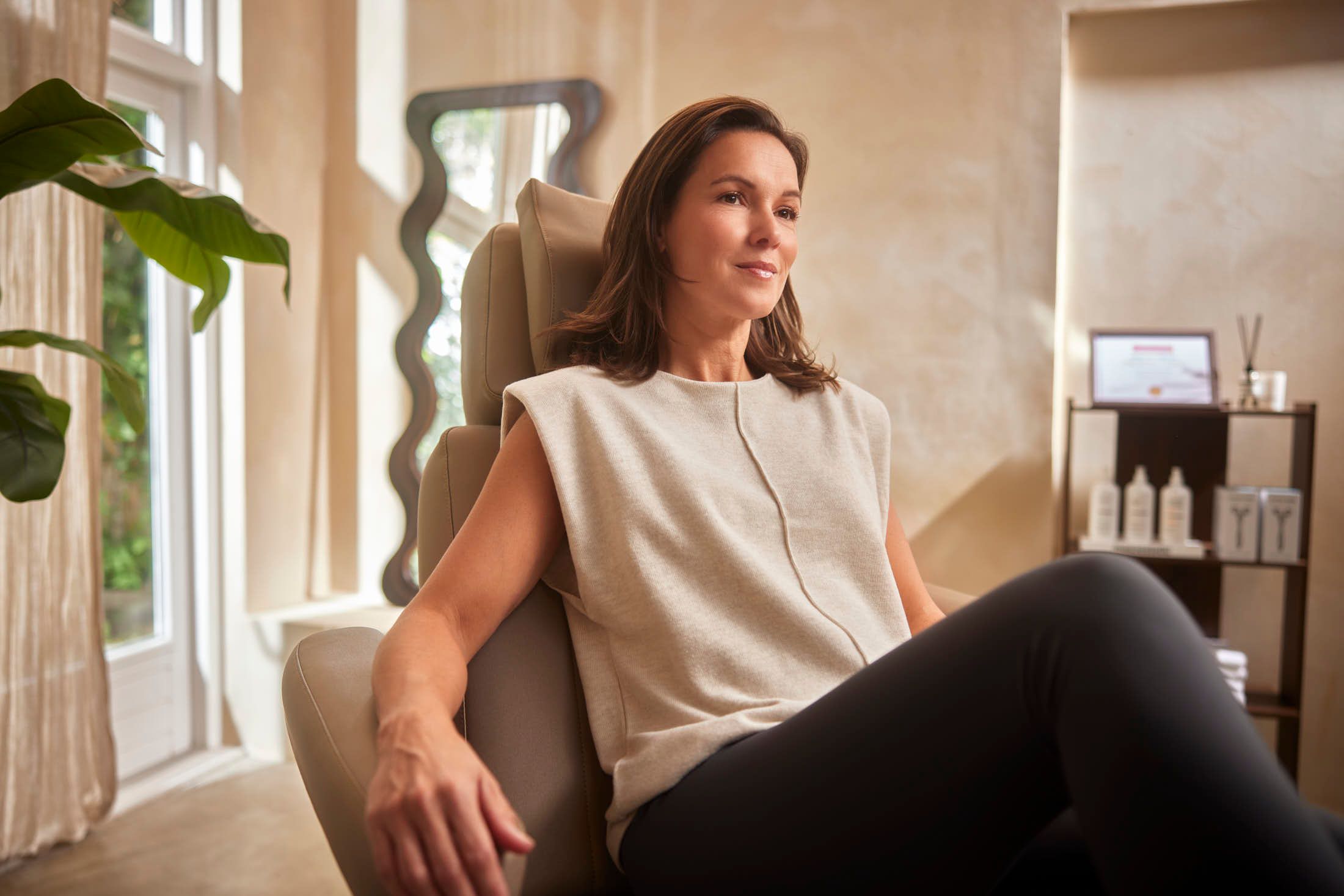 Ontspannen client na botoxbehandeling met frisse uitstraling bij The Body Clinic