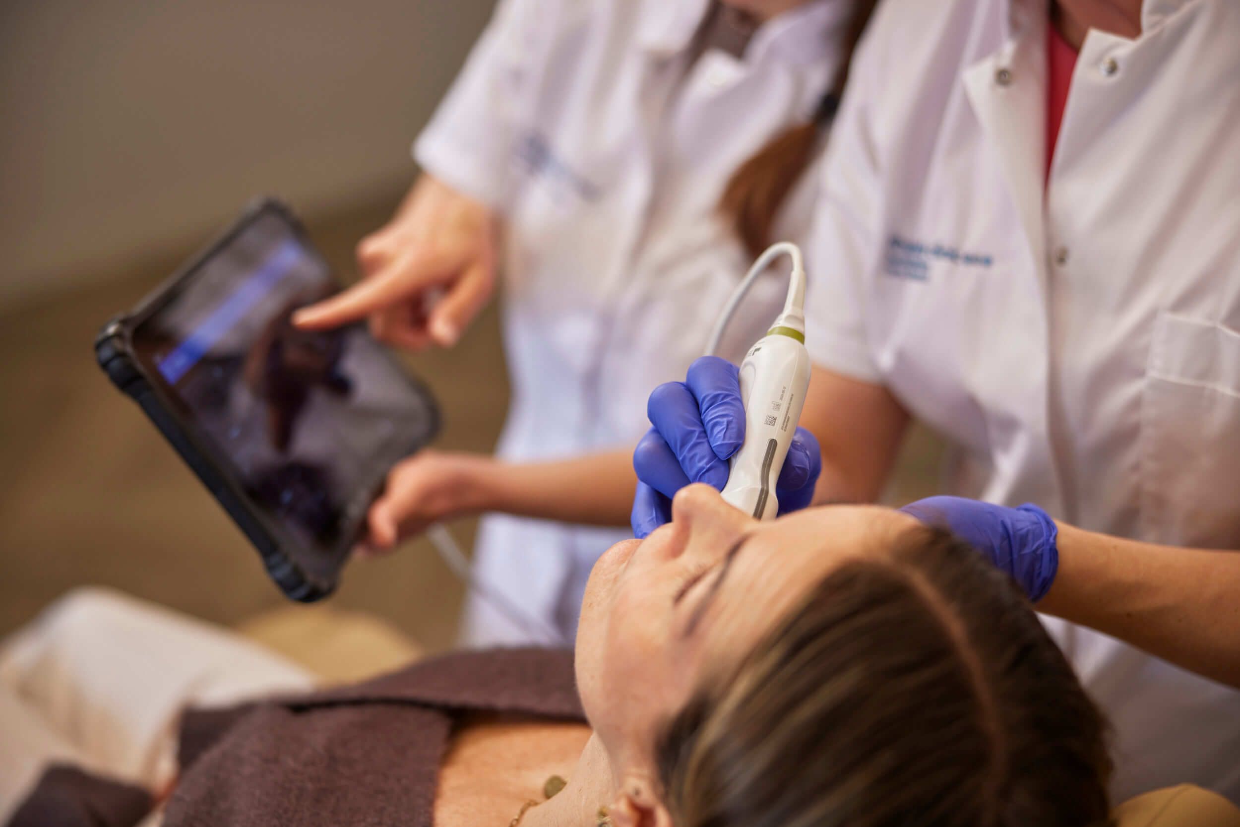 Cosmetisch arts voert echogeleid fillers oplossen met Hyalase uit bij The Body Clinic