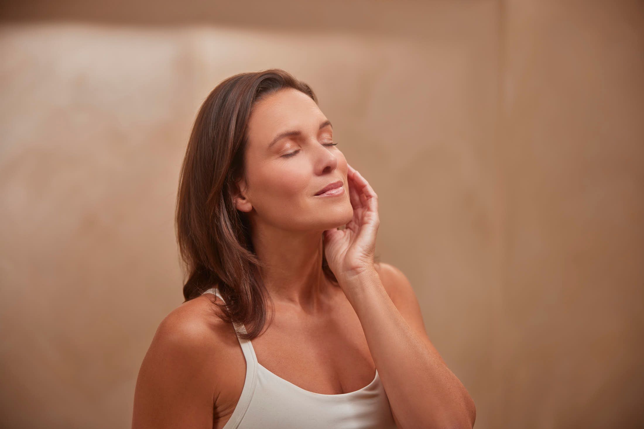Client toont stralende huid na Sculptra collageen stimulatie behandeling bij The Body Clinic