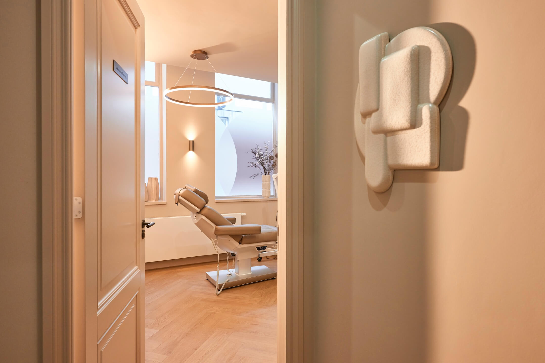 Modern treatment room with a comfortable examination chair and elegant lighting.