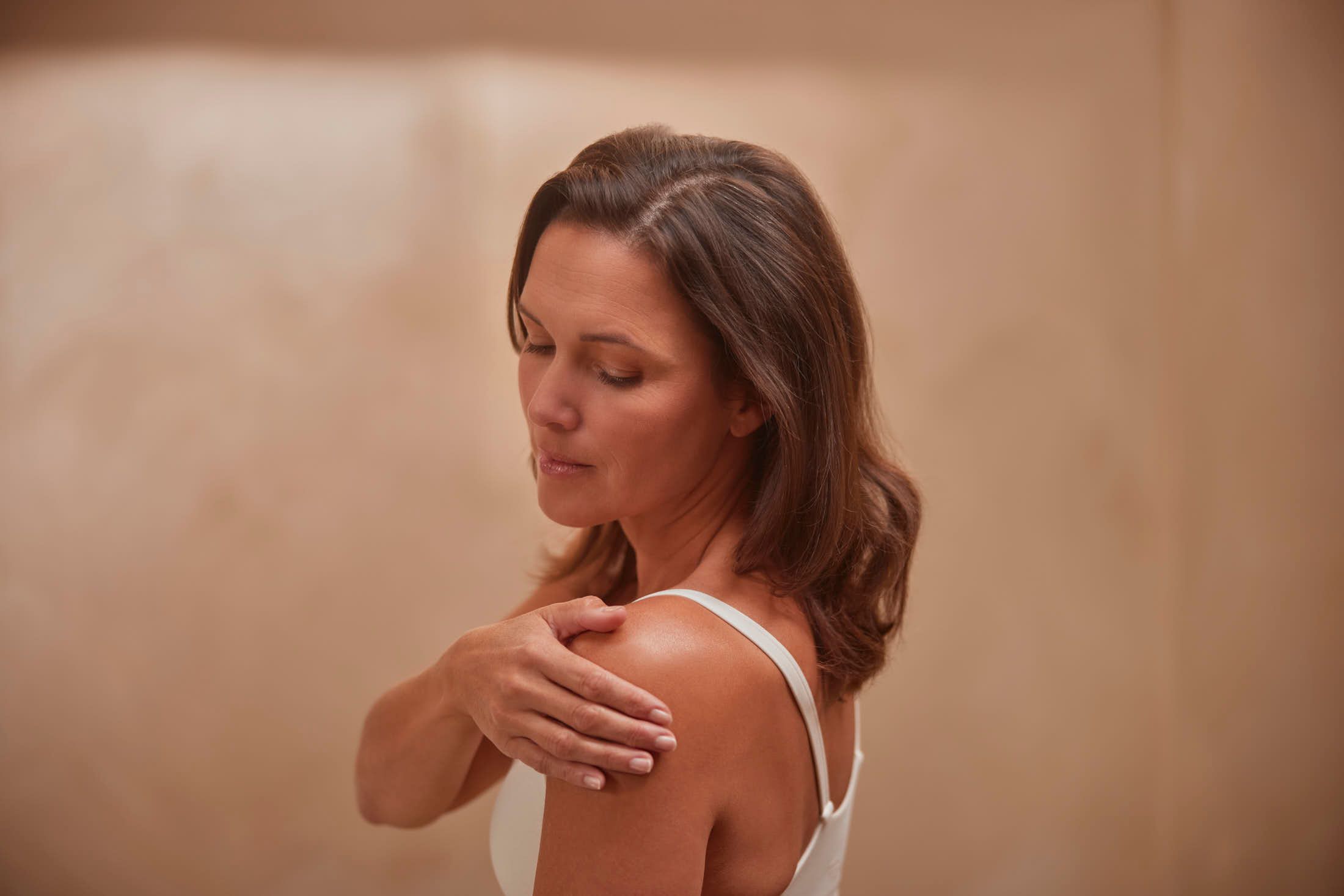 Cliënt met stralende huid na PRP-behandeling bij The Body Clinic