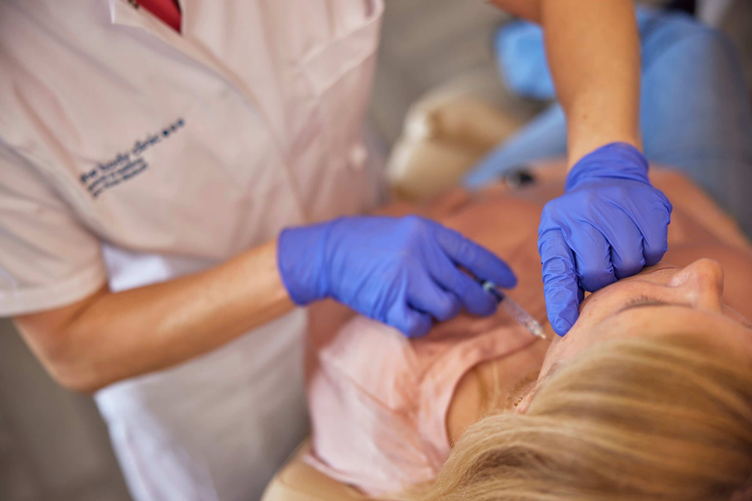 Cosmetisch arts voert botoxbehandeling uit bij client in Den Haag bij The Body Clinic