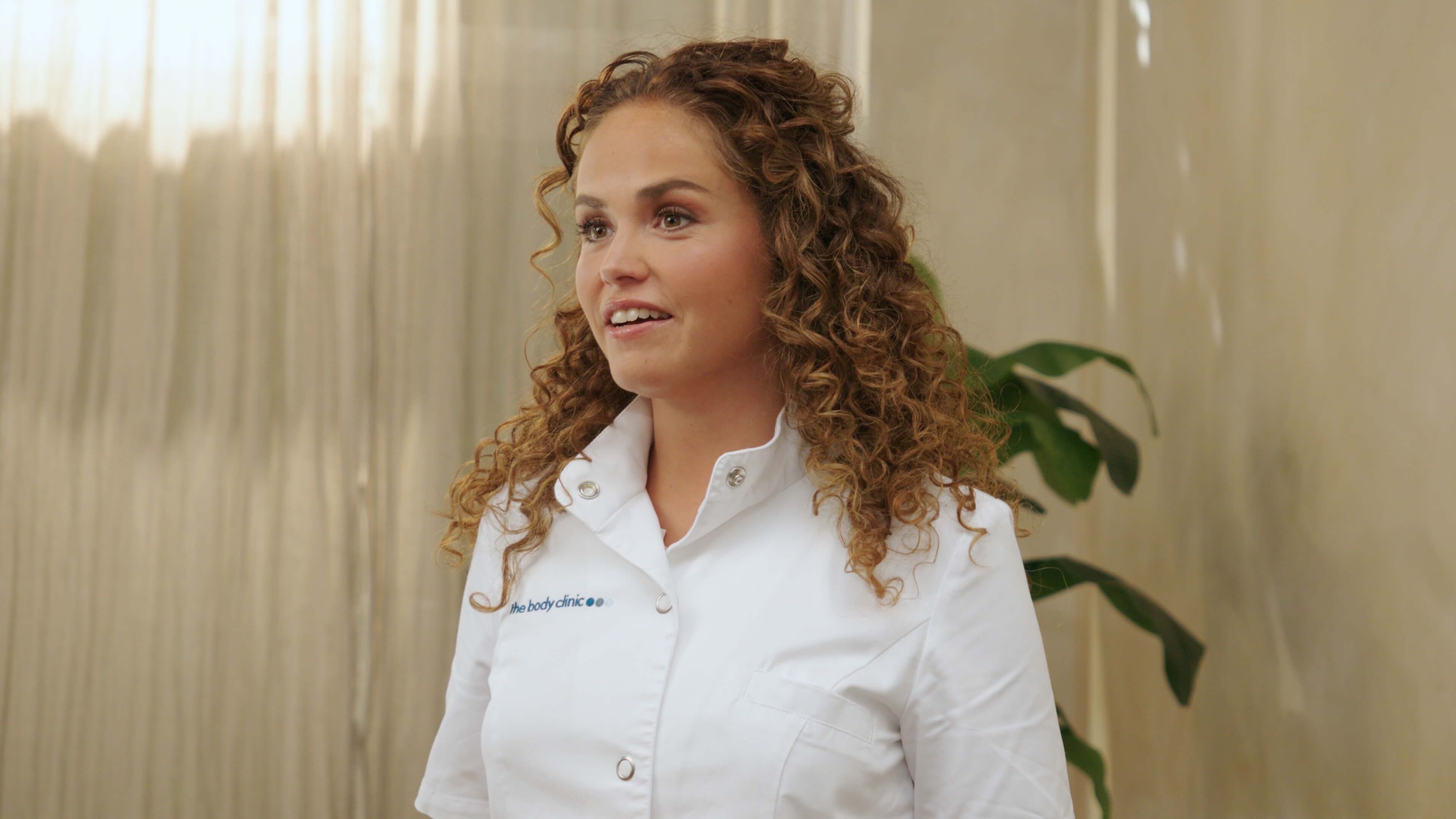 Huidtherapeut legt lasertherapie tegen kalknagels uit in instructievideo bij The Body Clinic