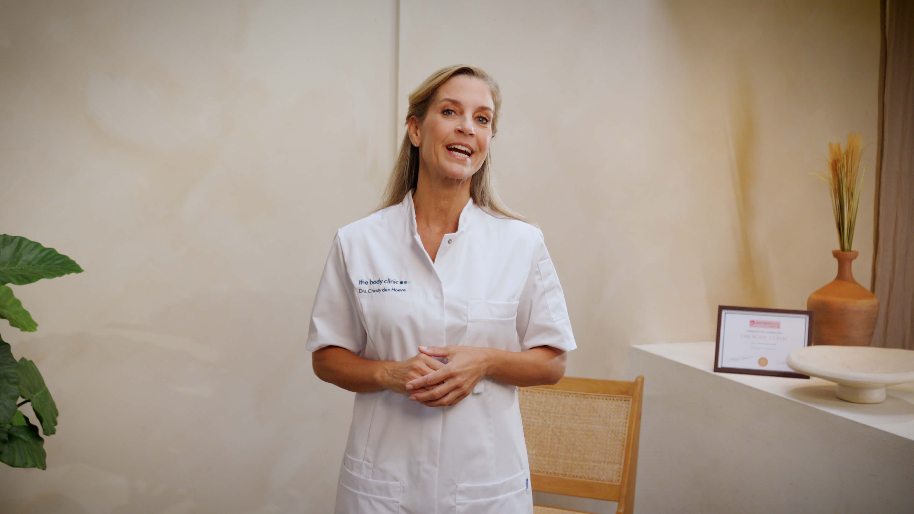 Cosmetisch arts legt traangootbehandeling tegen wallen uit in instructievideo bij The Body Clinic