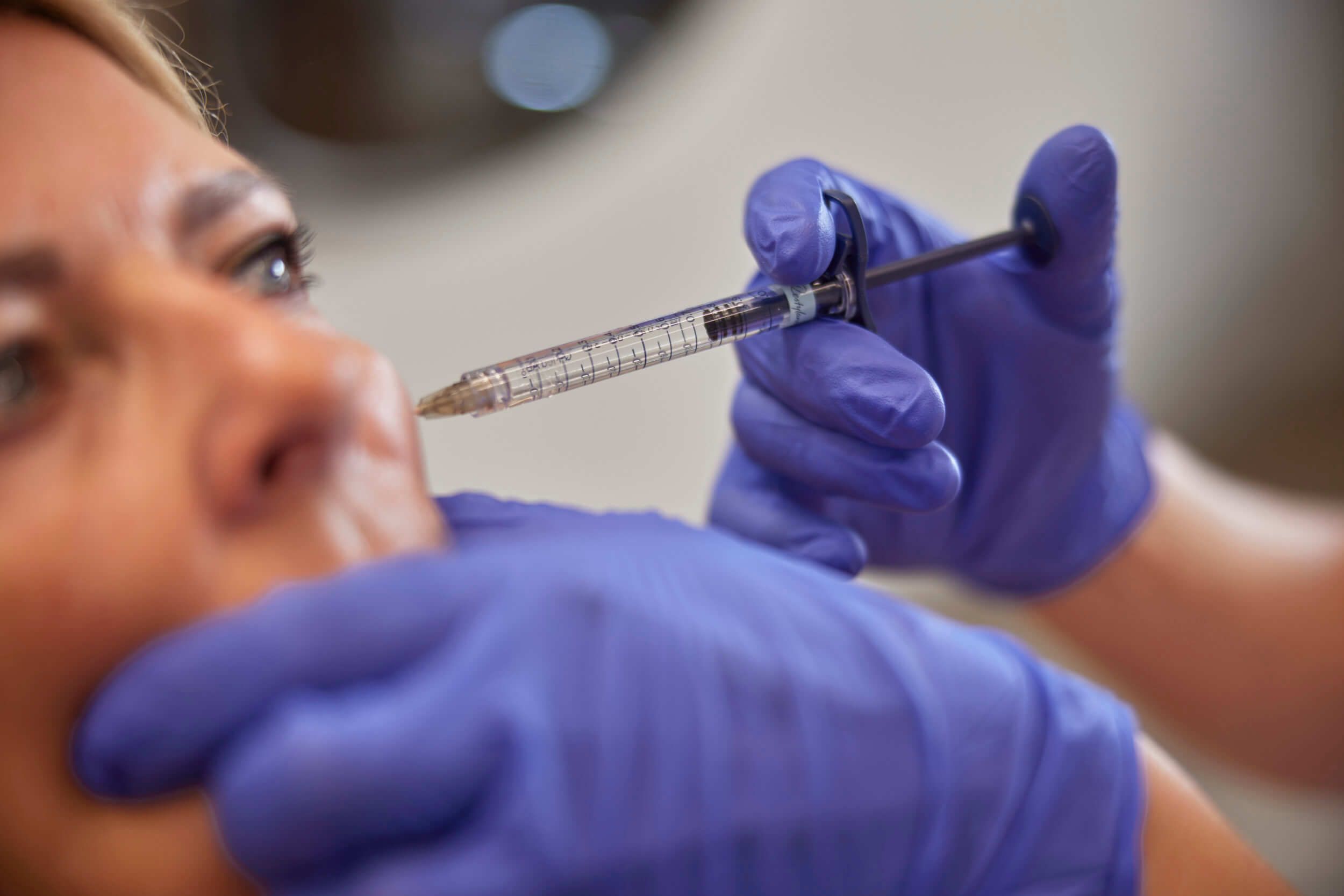 Cosmetisch arts voert botoxbehandeling uit bij client in Rotterdam bij The Body Clinic