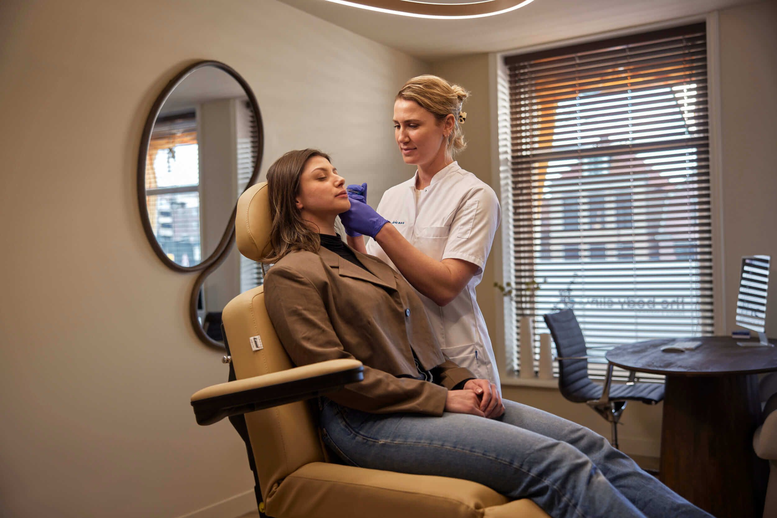 Huidtherapeut voert een Rejuran skinbooster behandeling uit met micro-injecties in het gezicht bij The Body Clinic