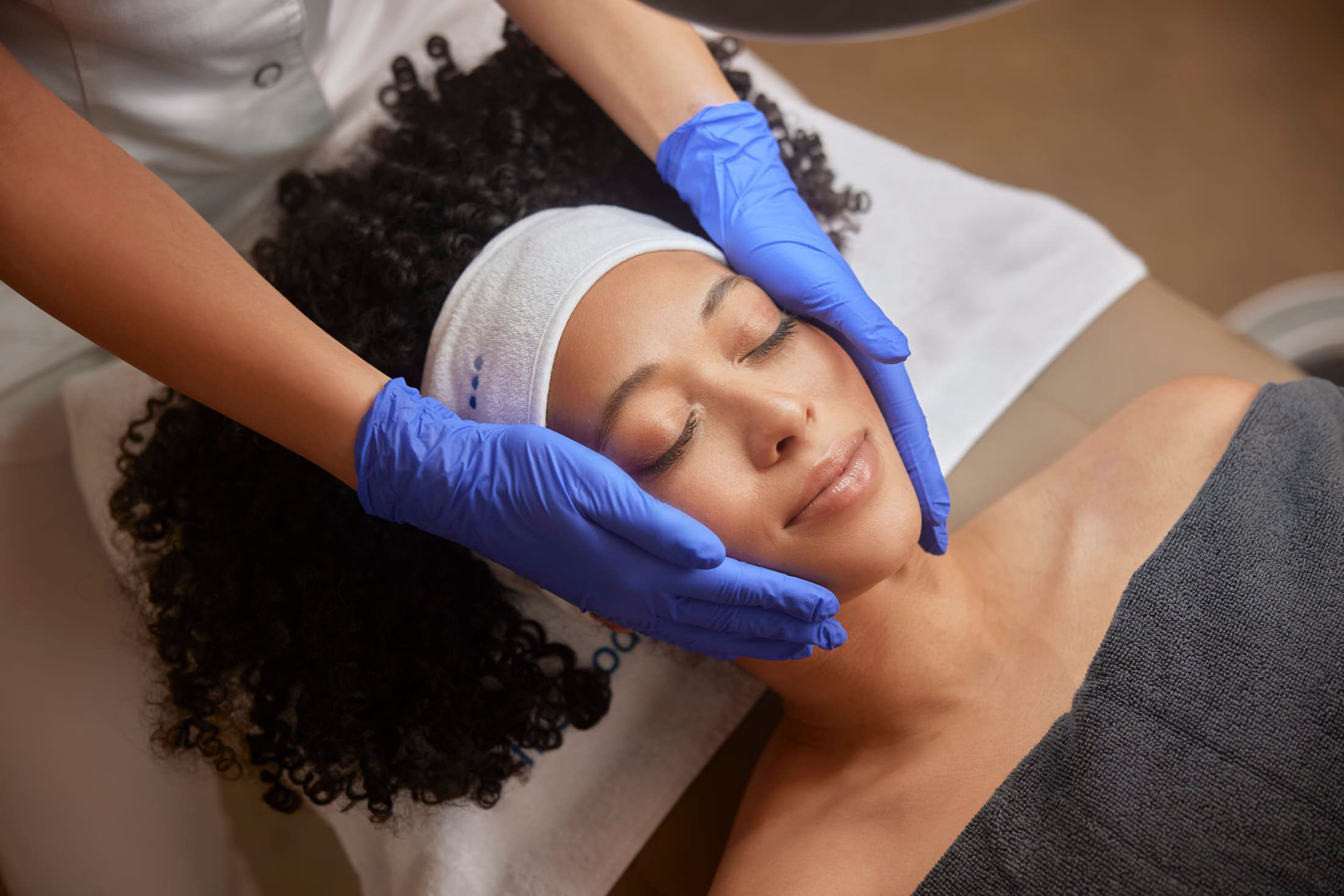 Huidtherapeut voert HIFU behandeling uit op gezicht van client bij The Body Clinic