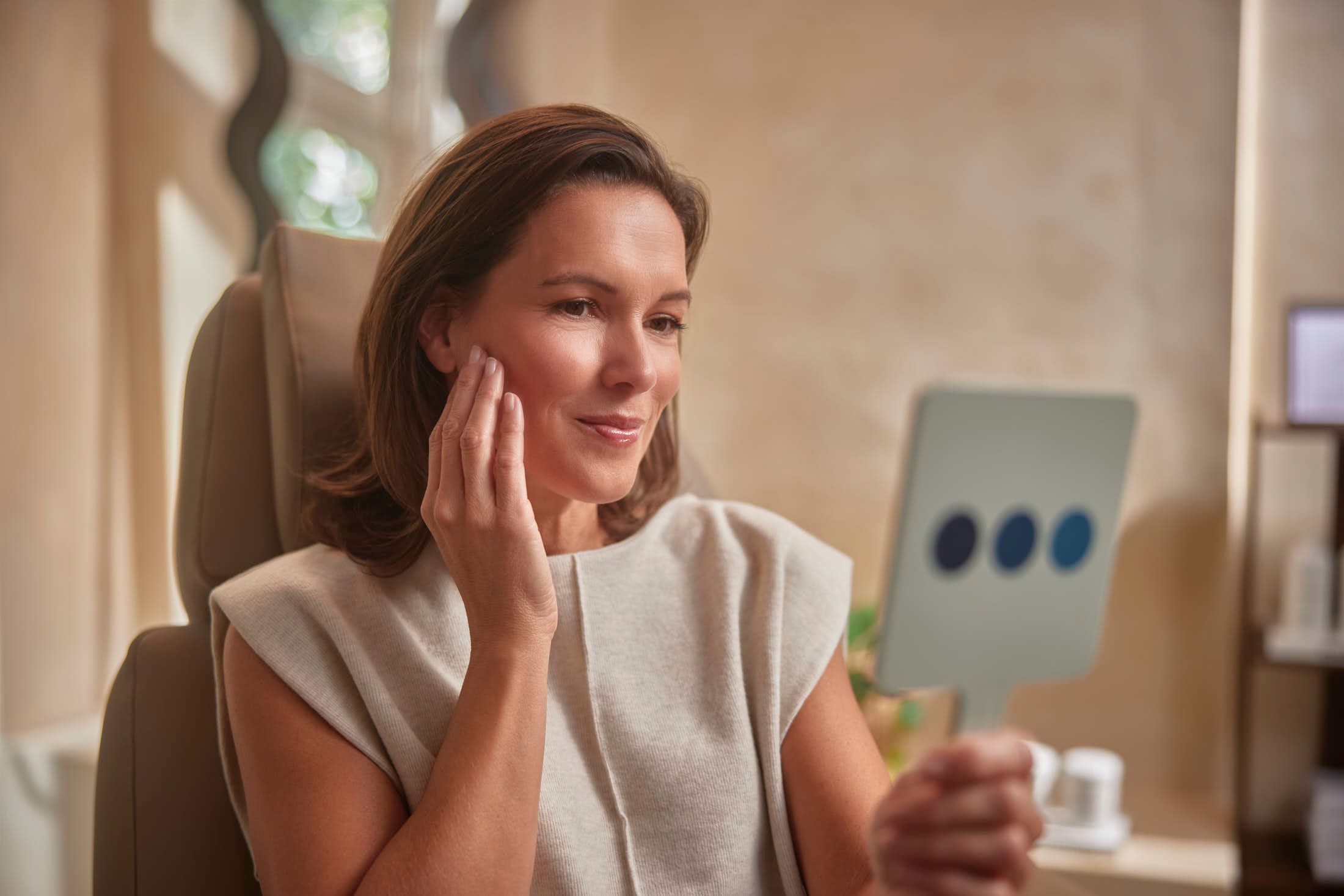 Client met frisse blij na bovenooglidcorrectie bij The Body Clinic