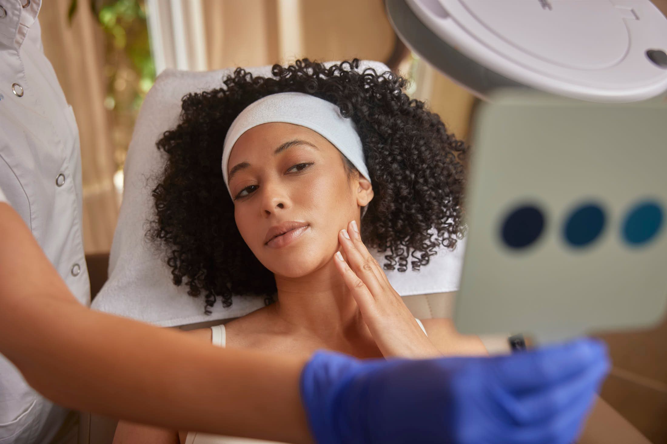 Cosmetisch arts vult acnelittekens op met hyaluronzuur bij The Body Clinic