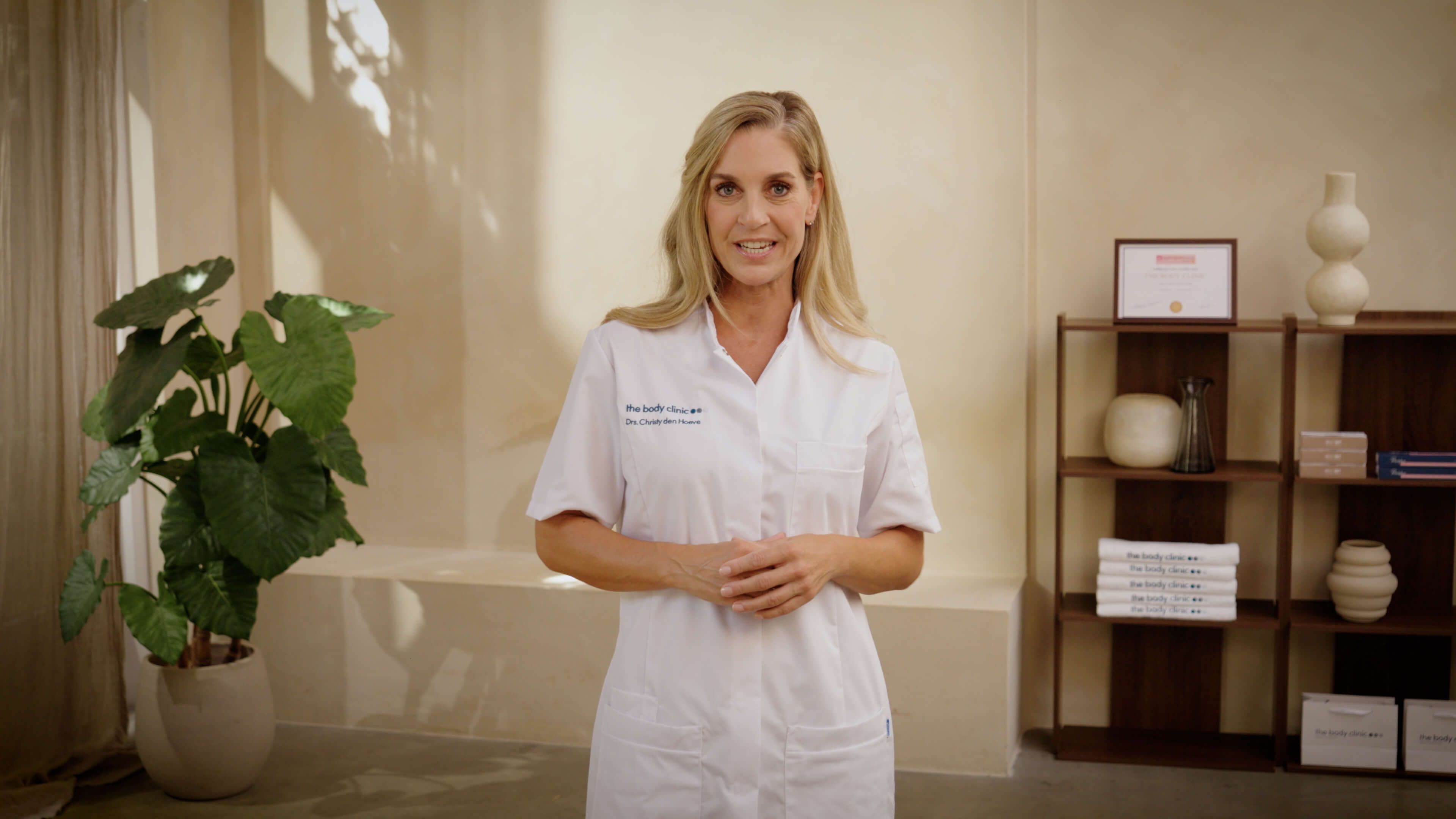 Cosmetisch arts legt botoxbehandeling voor dikke kuiten uit in instructievideo bij The Body Clinic