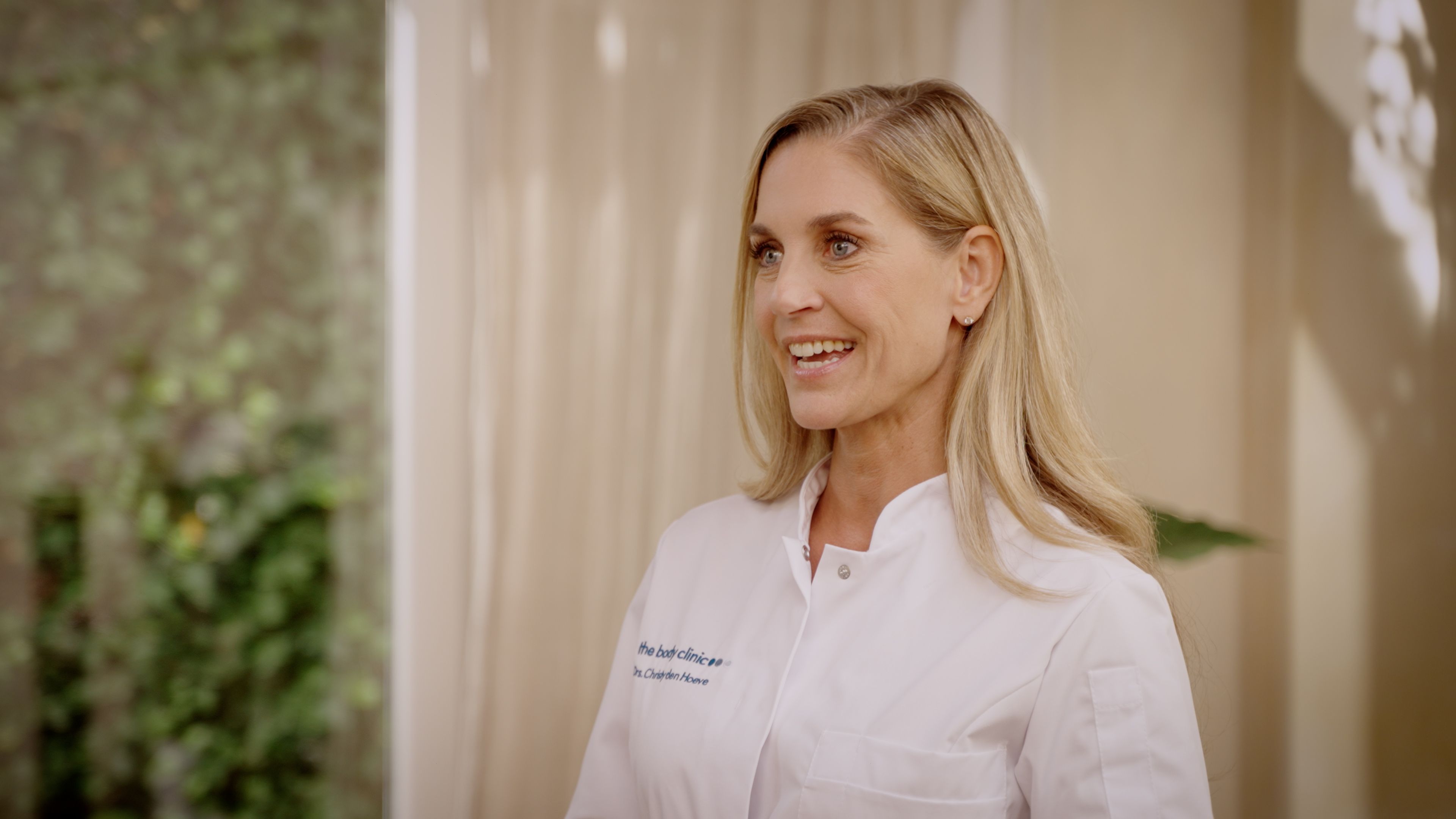 Cosmetisch arts legt botox wenkbrauwlift behandeling uit in instructievideo bij The Body Clinic