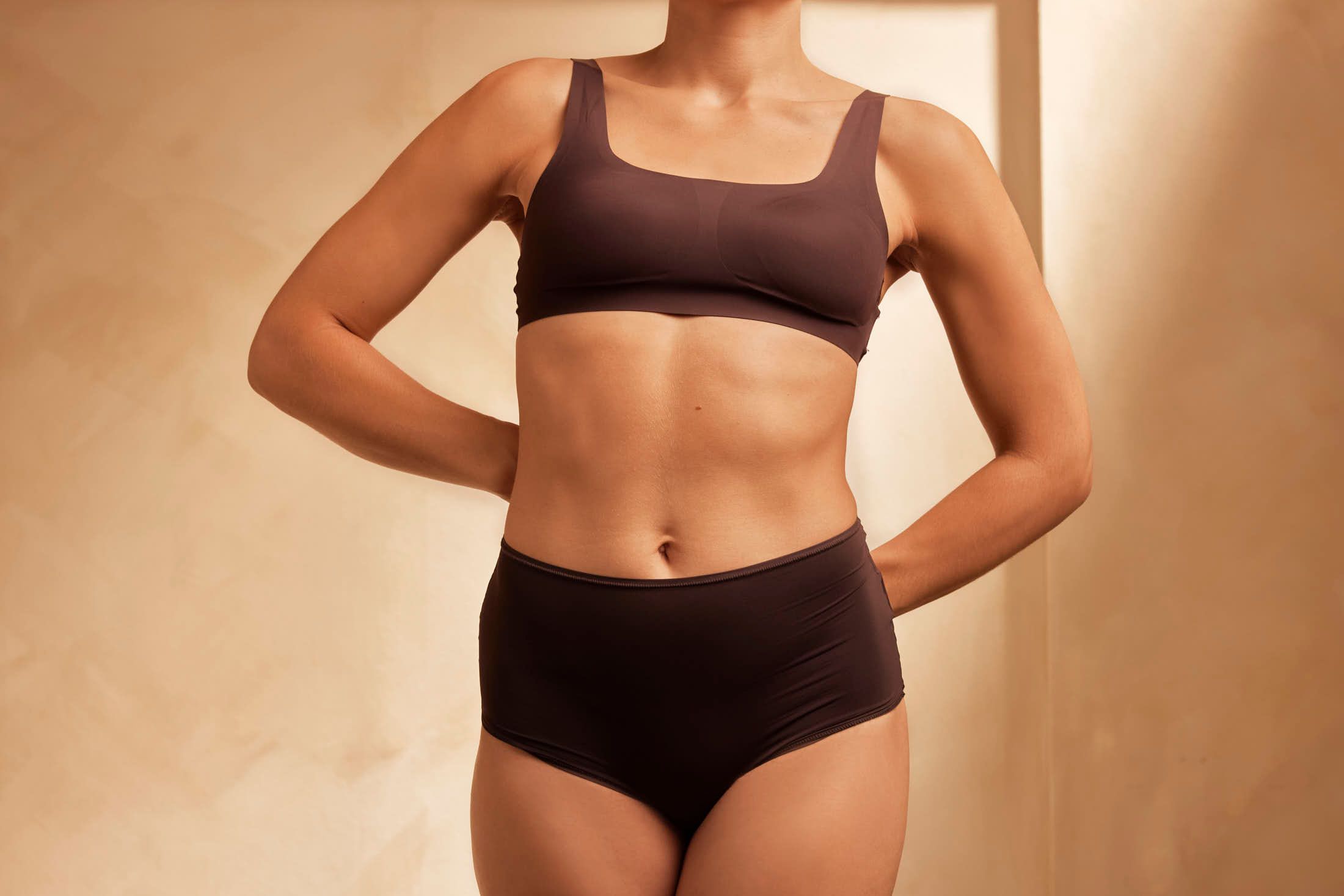 Client toont resultaat na Profhilo Body kit voor thuisverzorging bij The Body Clinic