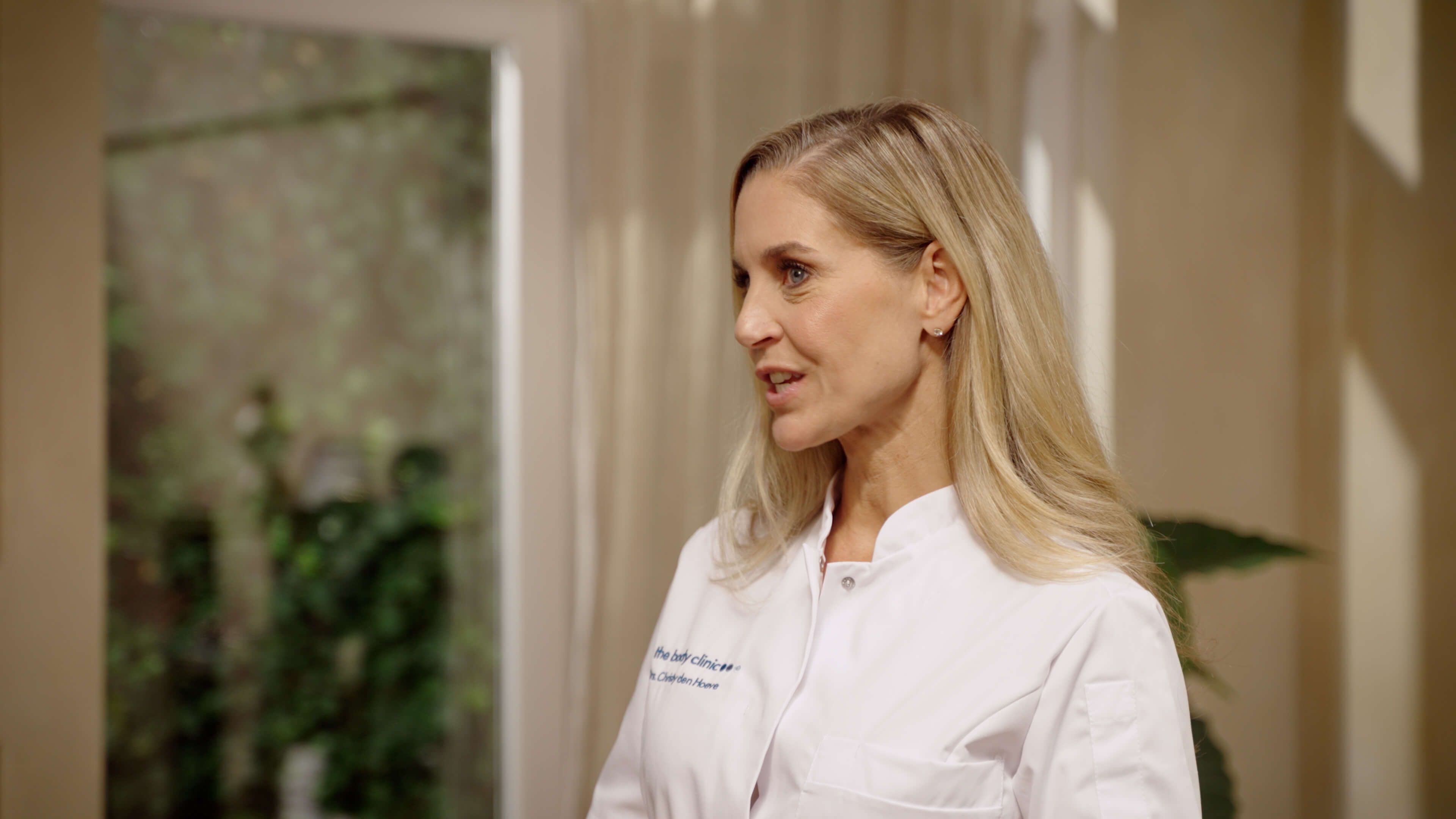 Cosmetisch arts geeft uitleg over botoxbehandeling voorhoofdrimpels bij The Body Clinic