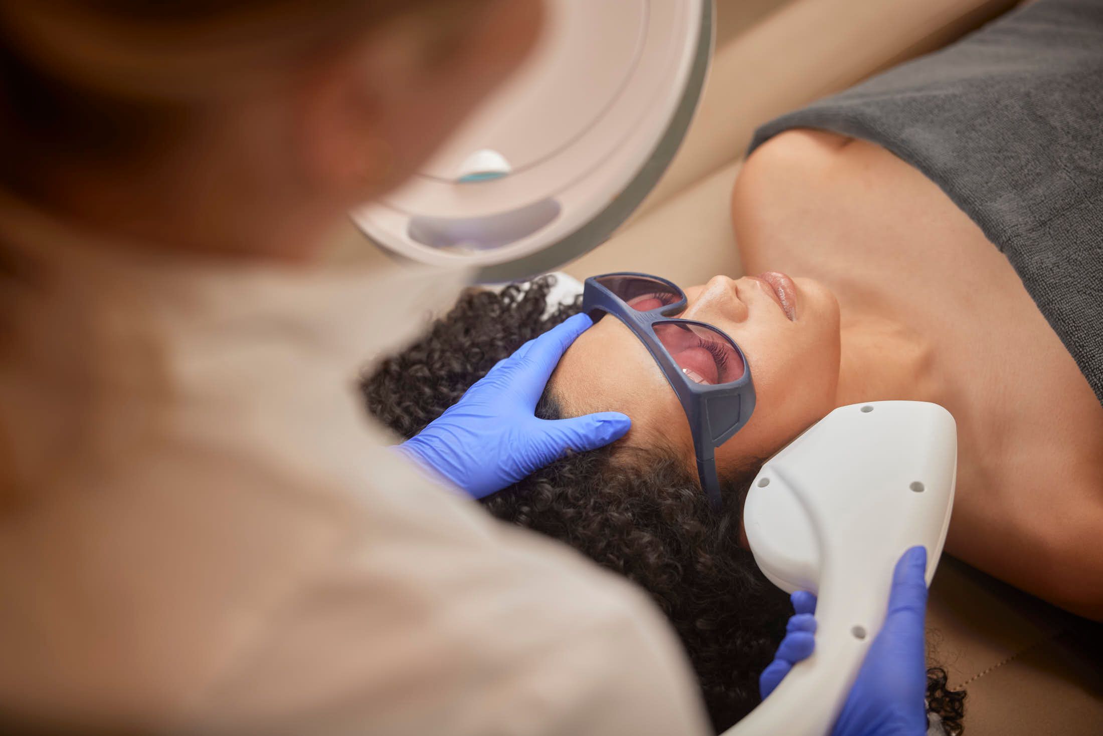 Client ondergaat lasertherapie behandeling bij The Body Clinic