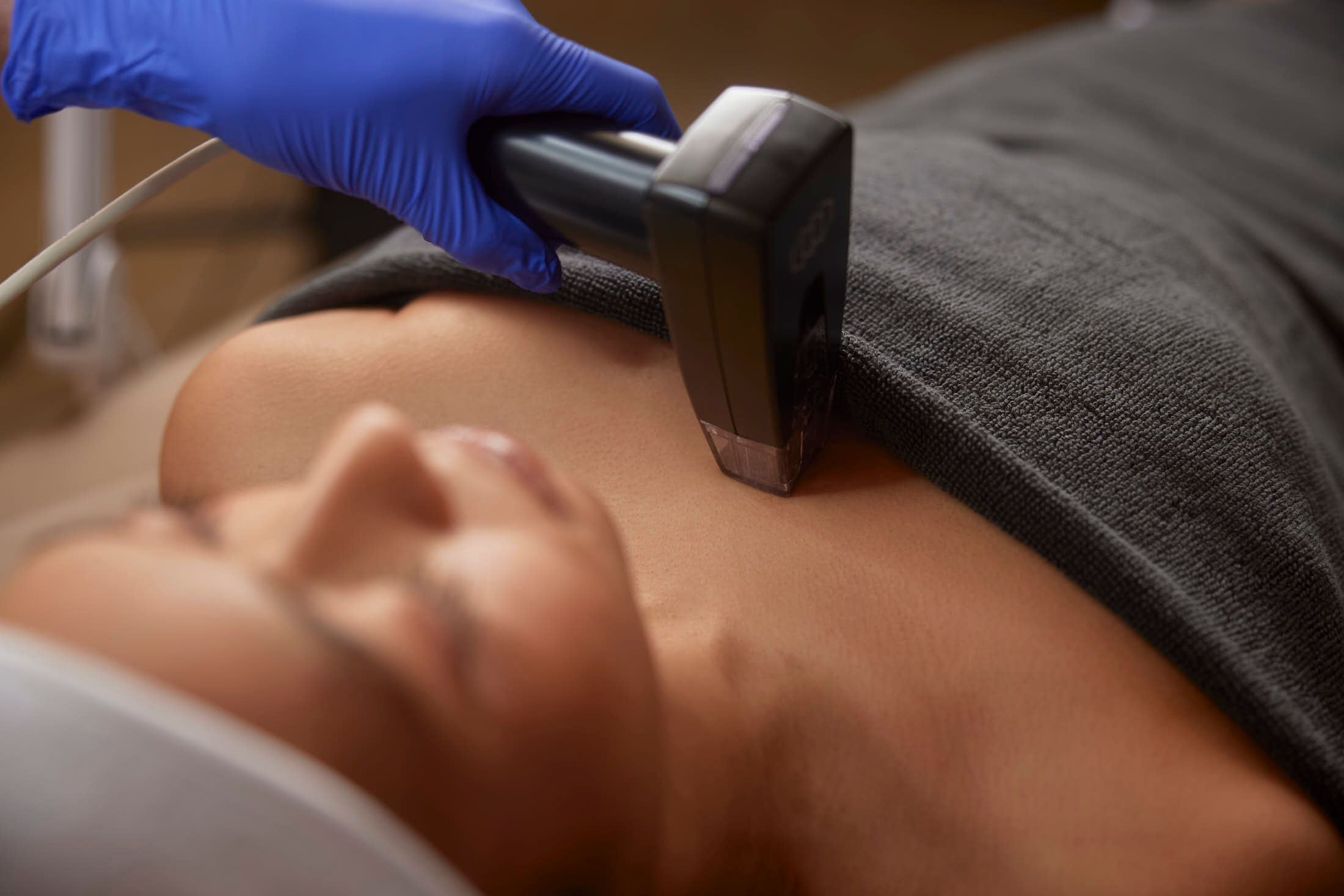 Huidtherapeut voert Morpheus8 behandeling uit op hals en decollete van client bij The Body Clinic