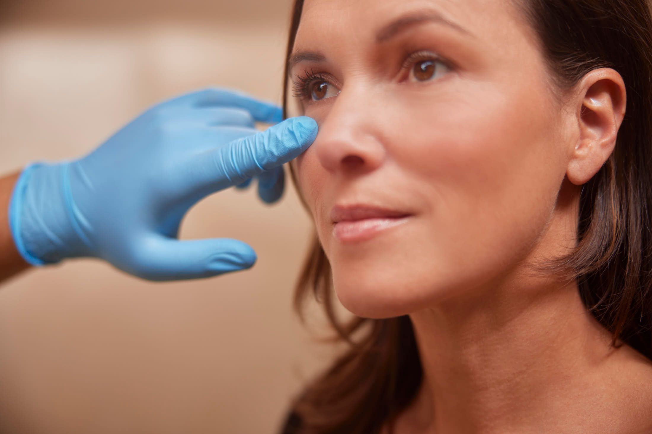 Cosmetisch arts behandelt wallen met traangoot fillers bij The Body Clinic
