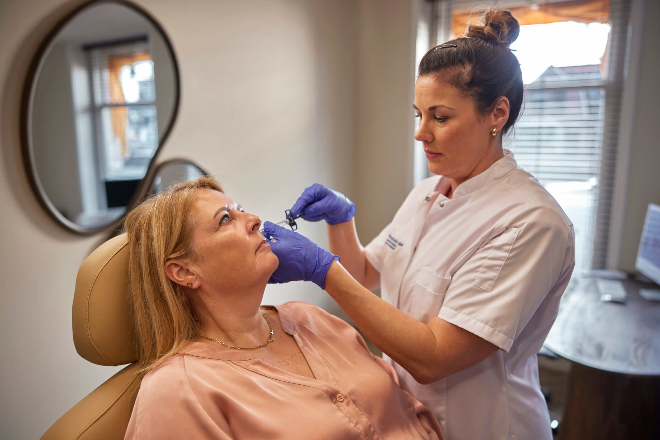 Cosmetisch arts voert fillerbehandeling uit bij client in Groningen bij The Body Clinic