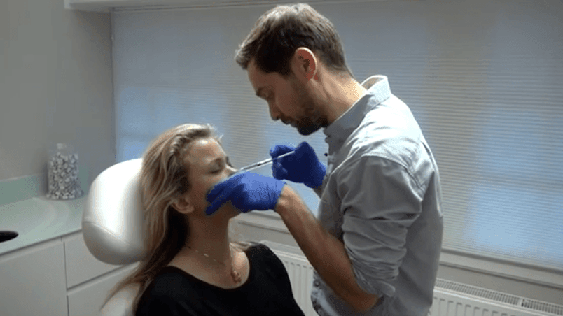 Cosmetisch arts Bart Biermans behandelt wallen onder de ogen bij The Body Clinic