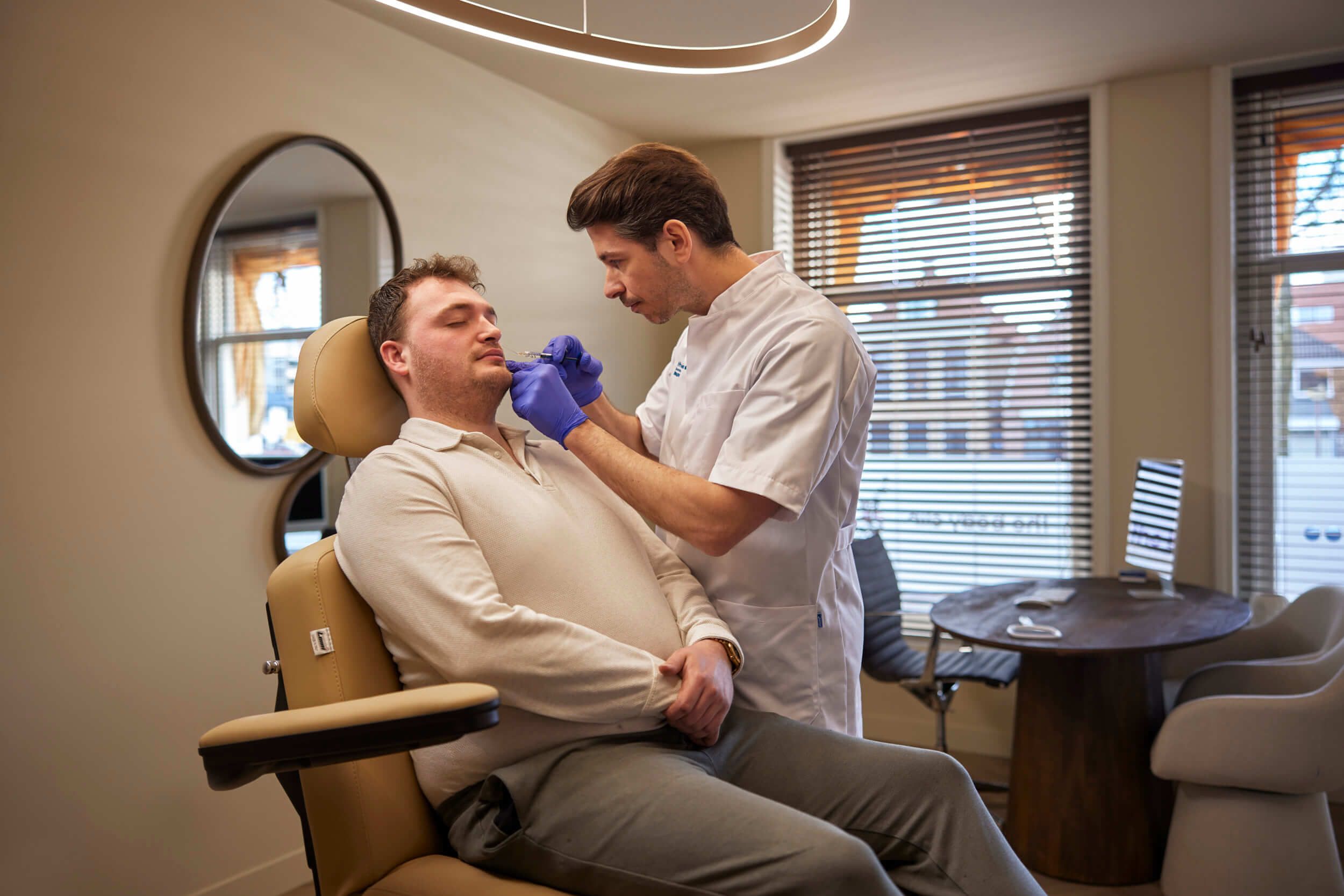 Cosmetisch arts voert gummy smile behandeling met botox uit bij The Body Clinic