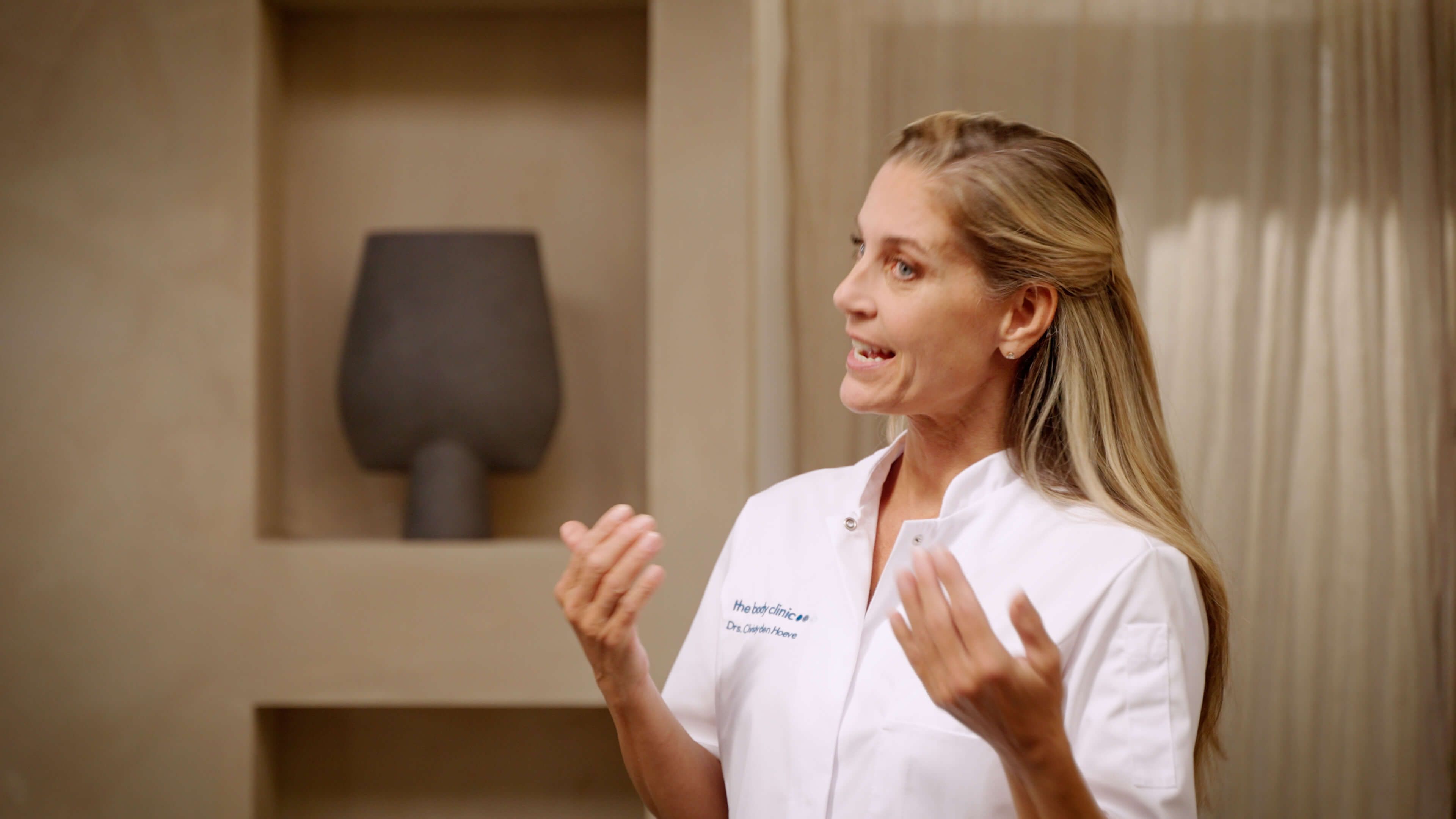 Cosmetisch arts legt NeckTite behandeling uit in instructievideo bij The Body Clinic