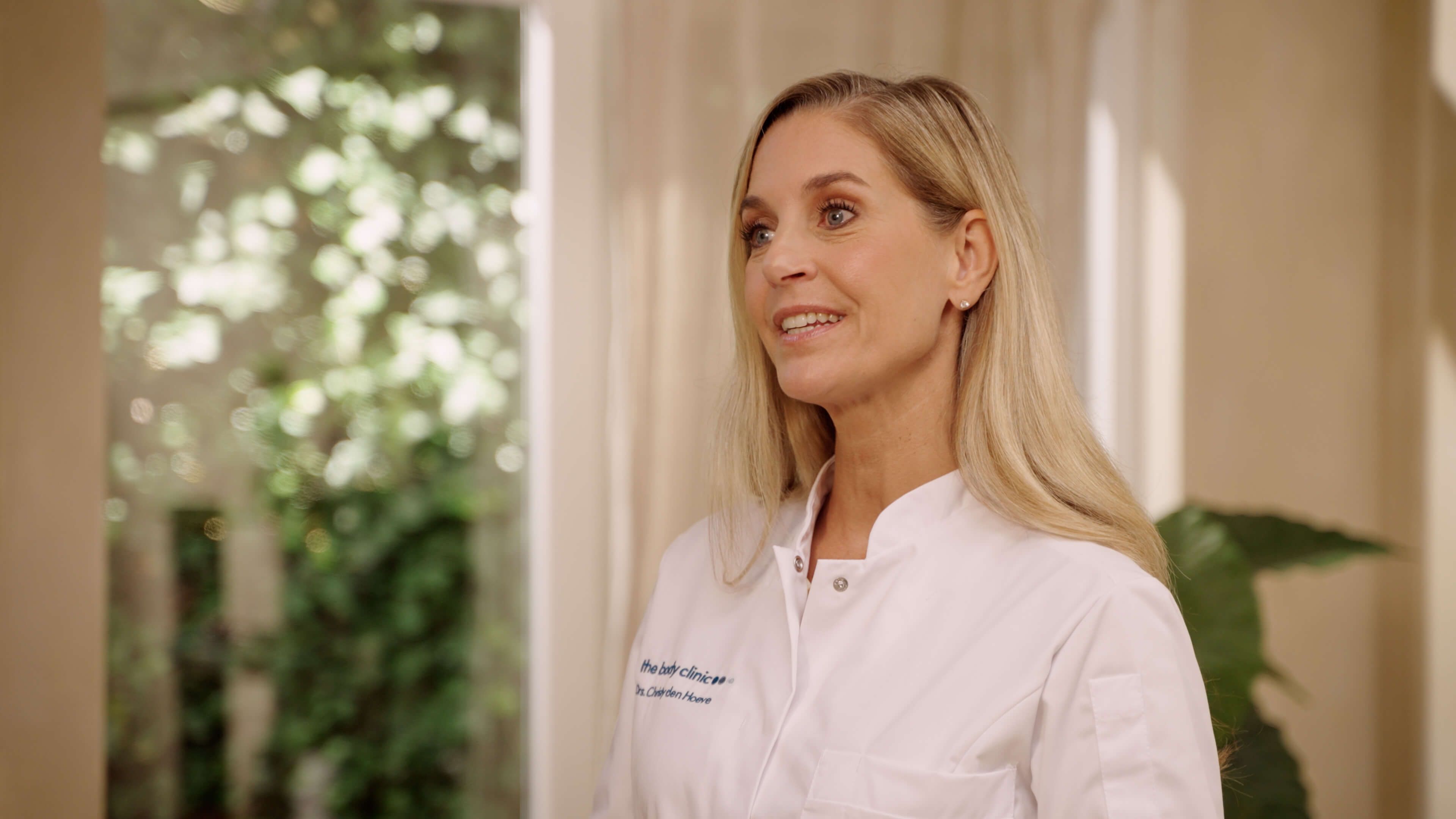 Cosmetisch arts legt botox behandeling tegen migraine uit bij The Body Clinic