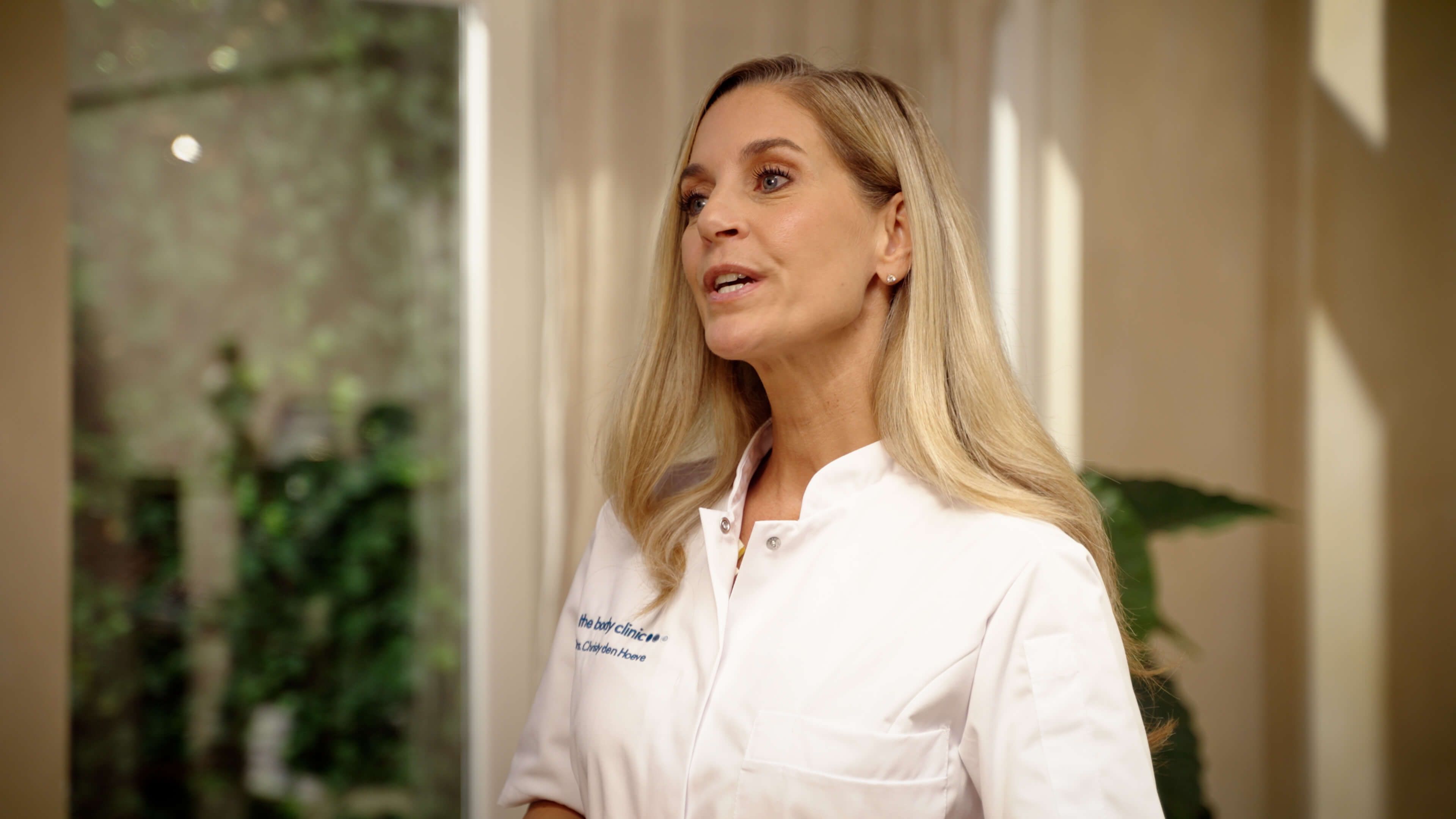 Cosmetisch arts legt botox behandeling afhangende mondhoeken uit in instructievideo bij The Body Clinic