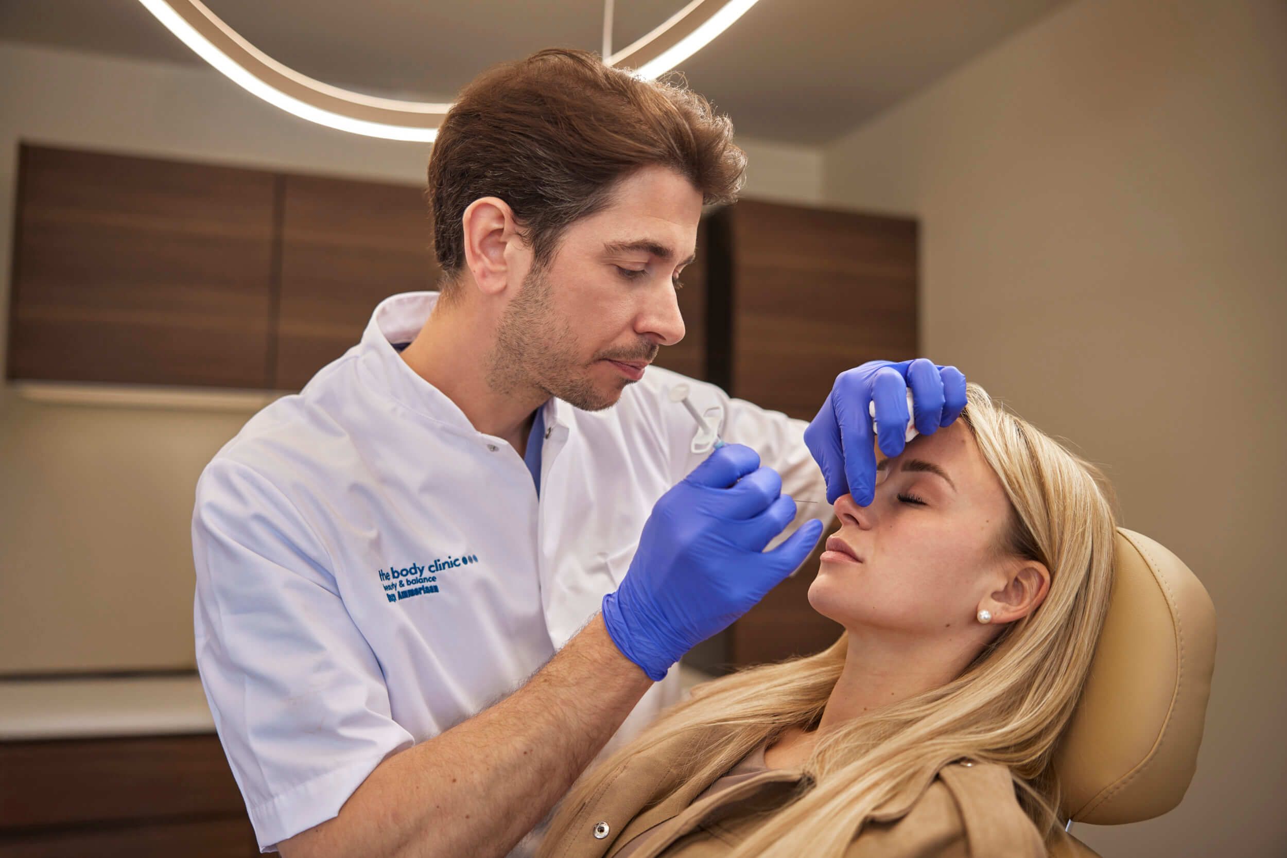 Cosmetisch arts voert botoxbehandeling uit bij client in Den Bosch bij The Body Clinic