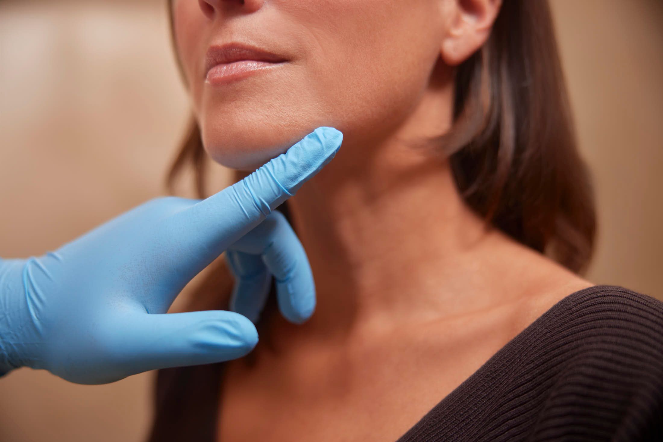 Cosmetisch arts voert kincorrectie met fillers uit bij The Body Clinic