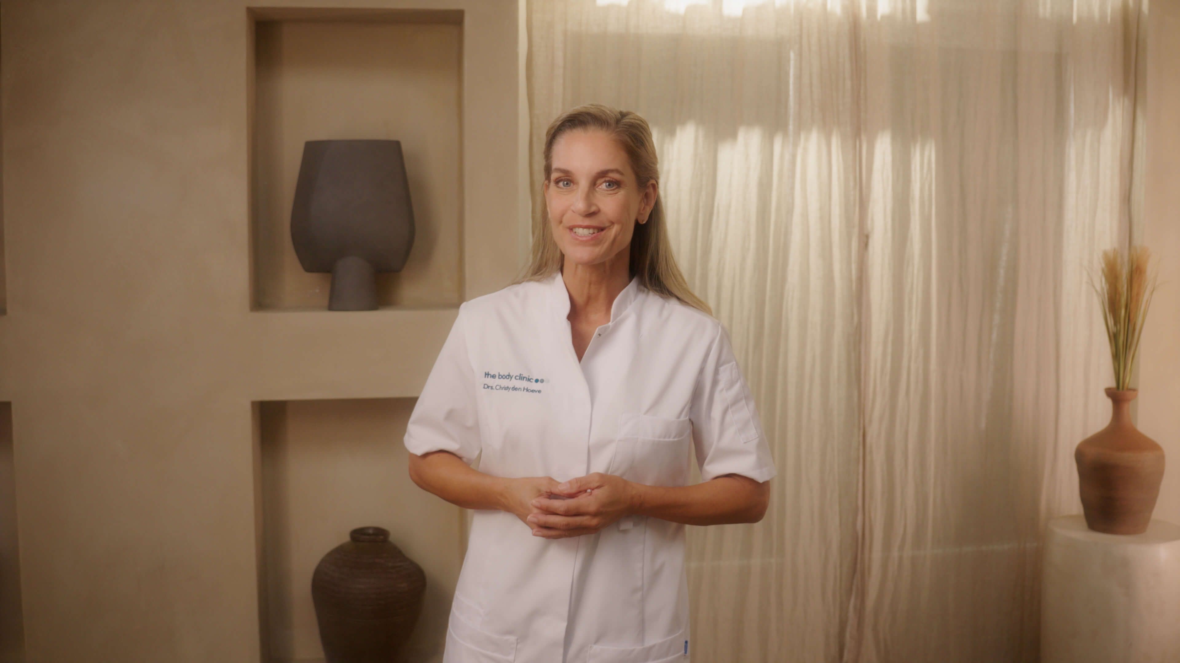 Cosmetisch arts legt PhilArt skinbooster behandeling uit in instructievideo bij The Body Clinic