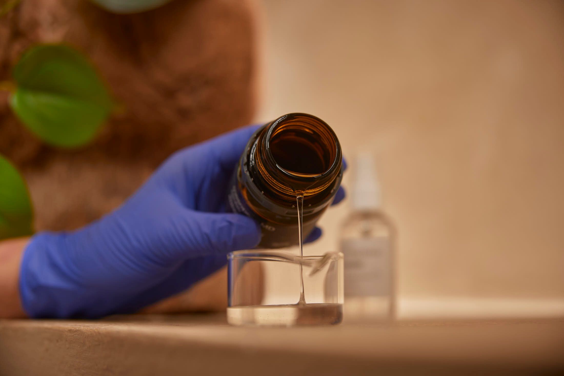 Huidtherapeut bereidt mesotherapie serum met vitamines en mineralen voor haaruitval behandeling bij The Body Clinic