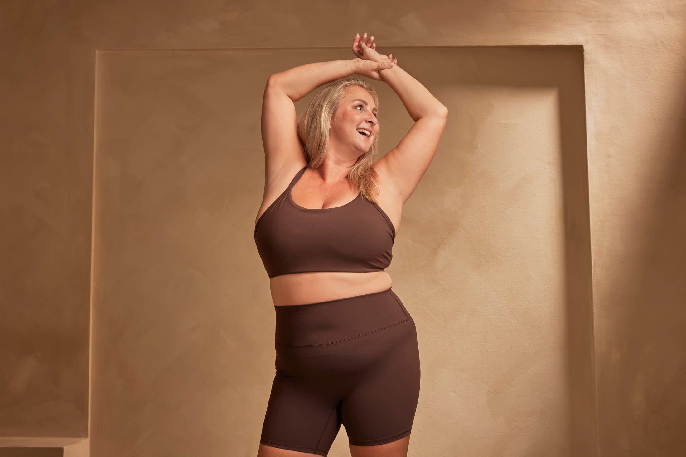 Zelfverzekerde vrouw tijdens medisch afvallen onder begeleiding bij The Body Clinic