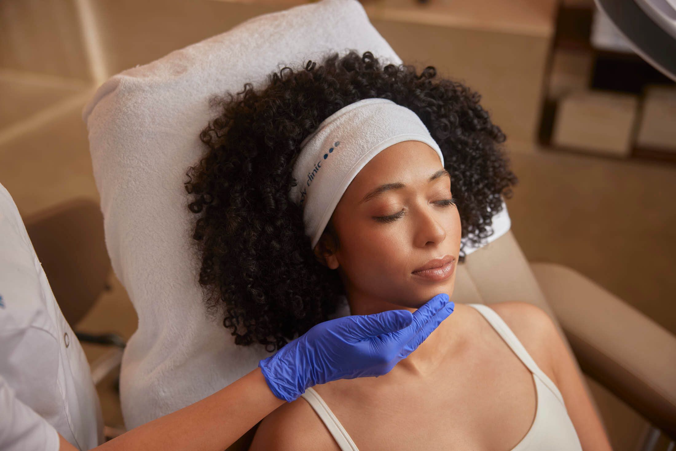 Vrouwelijke client tijdens lipfiller behandeling met hyaluronzuur bij The Body Clinic