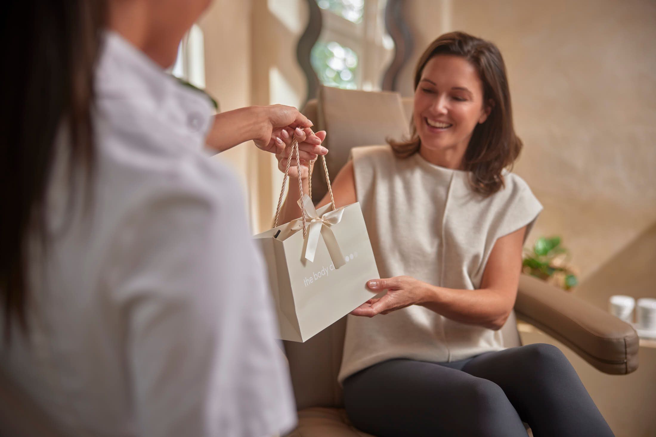 Client onvangt Profhilo Body kit voor thuisverzorging bij The Body Clinic