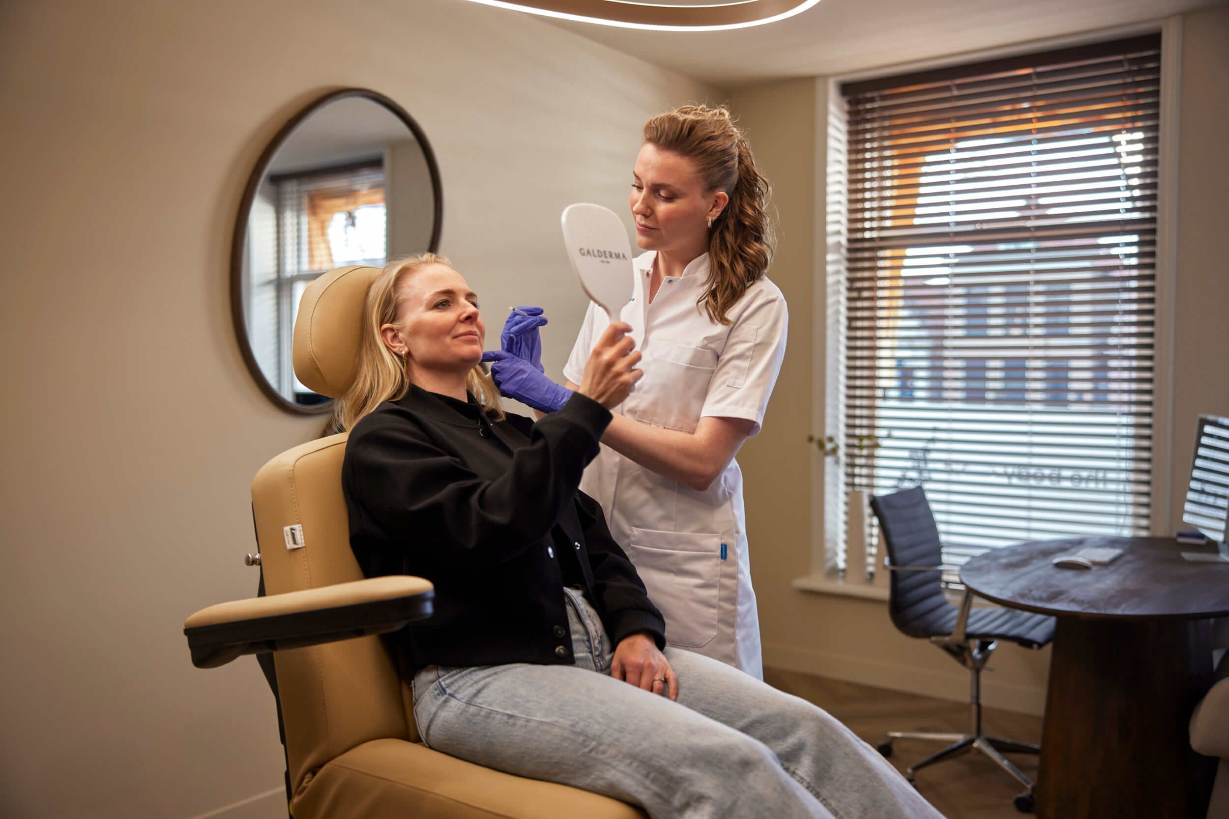 Arts behandelt fronsrimpels met botox bij client bij The Body Clinic