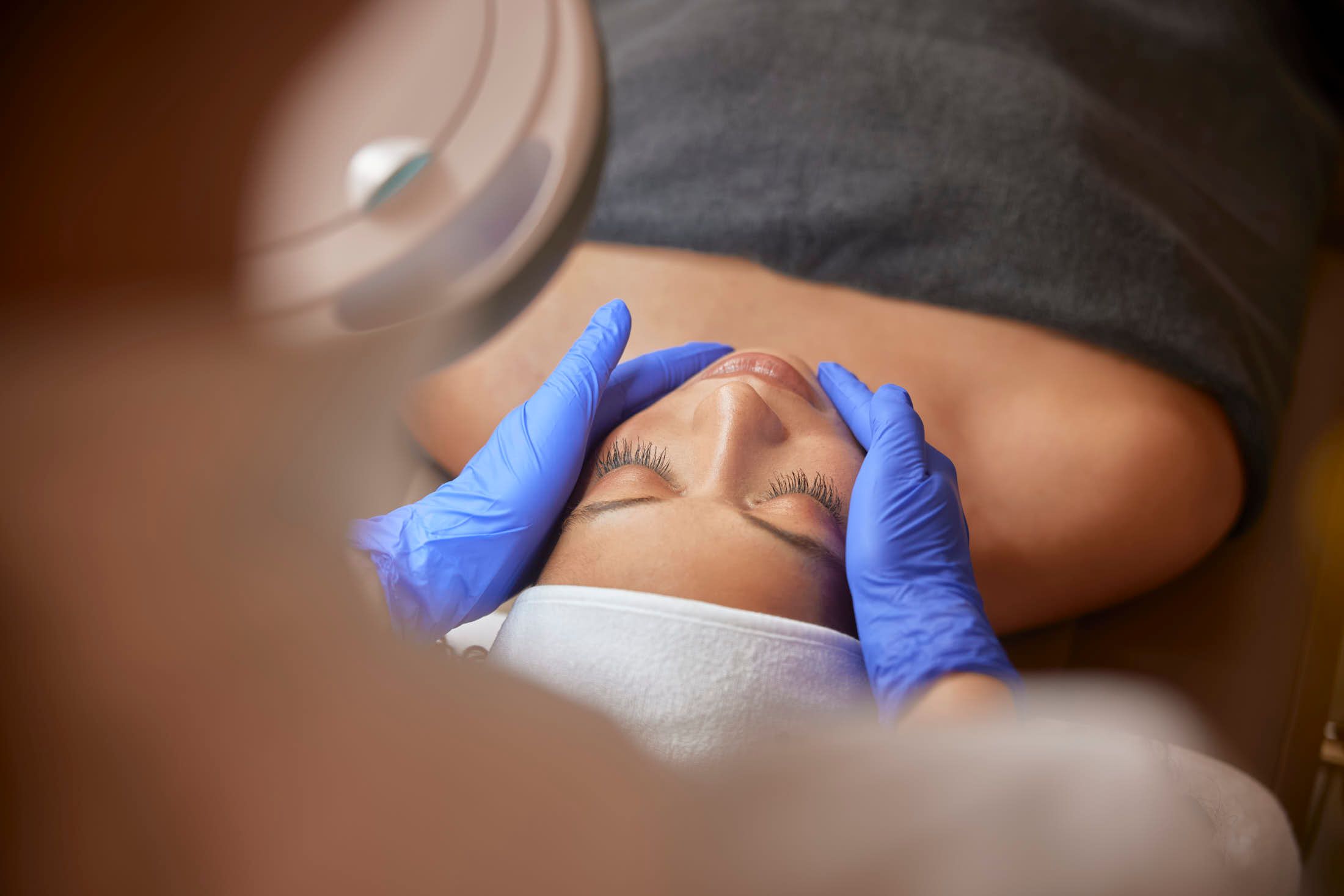 Huidtherapeut voert HIFU behandeling uit op gezicht van client bij The Body Clinic