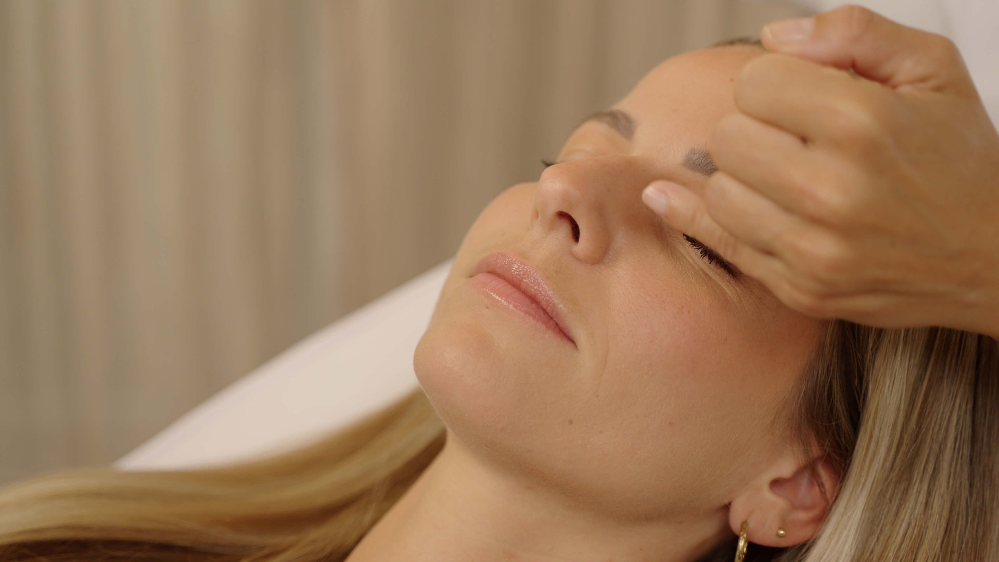 Client ondergaat botoxbehandeling tegen bunny lines naast de neus bij The Body Clinic