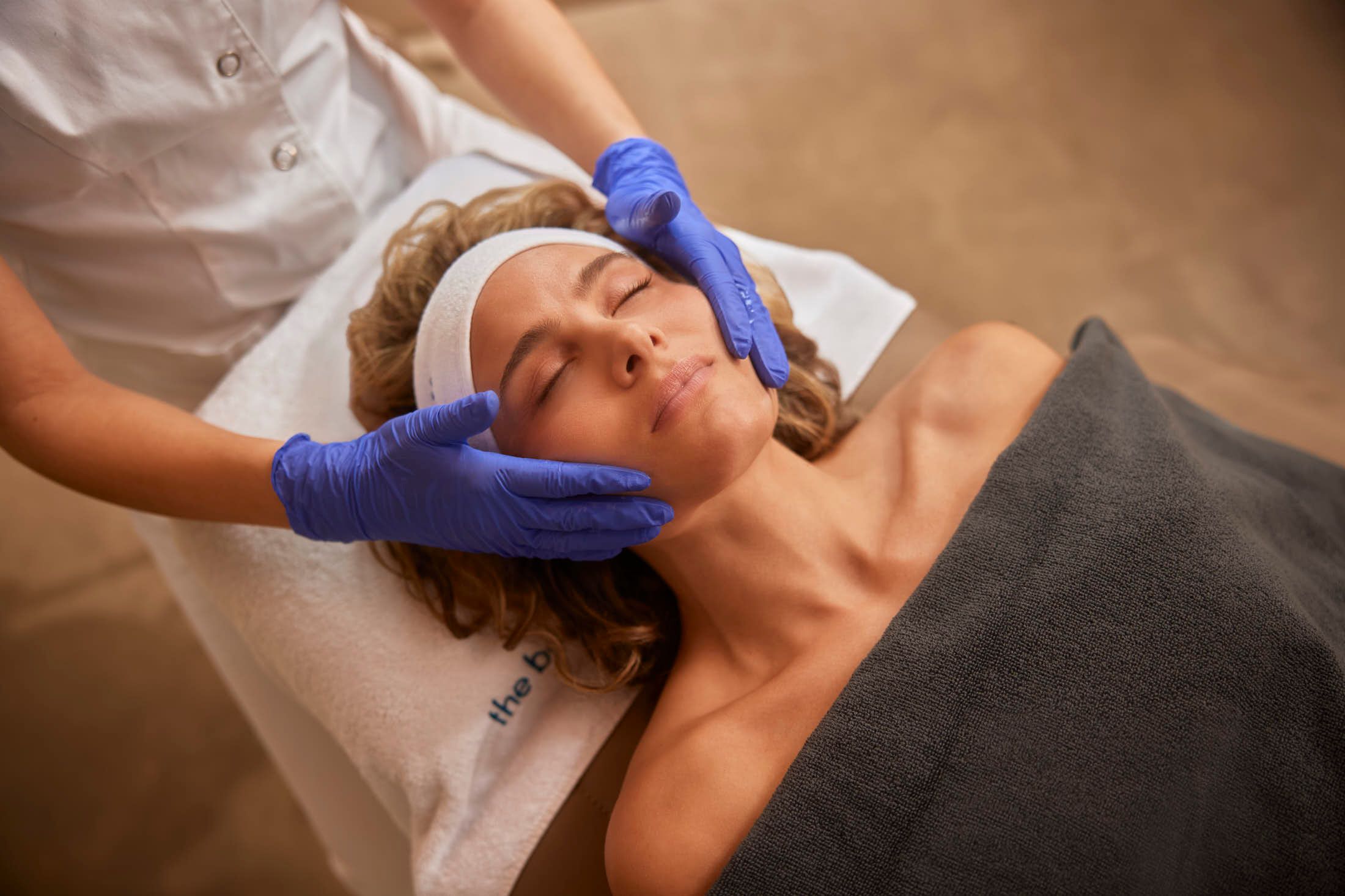 Huidtherapeut voert huidtherapie behandeling uit bij een client bij The Body Clinic