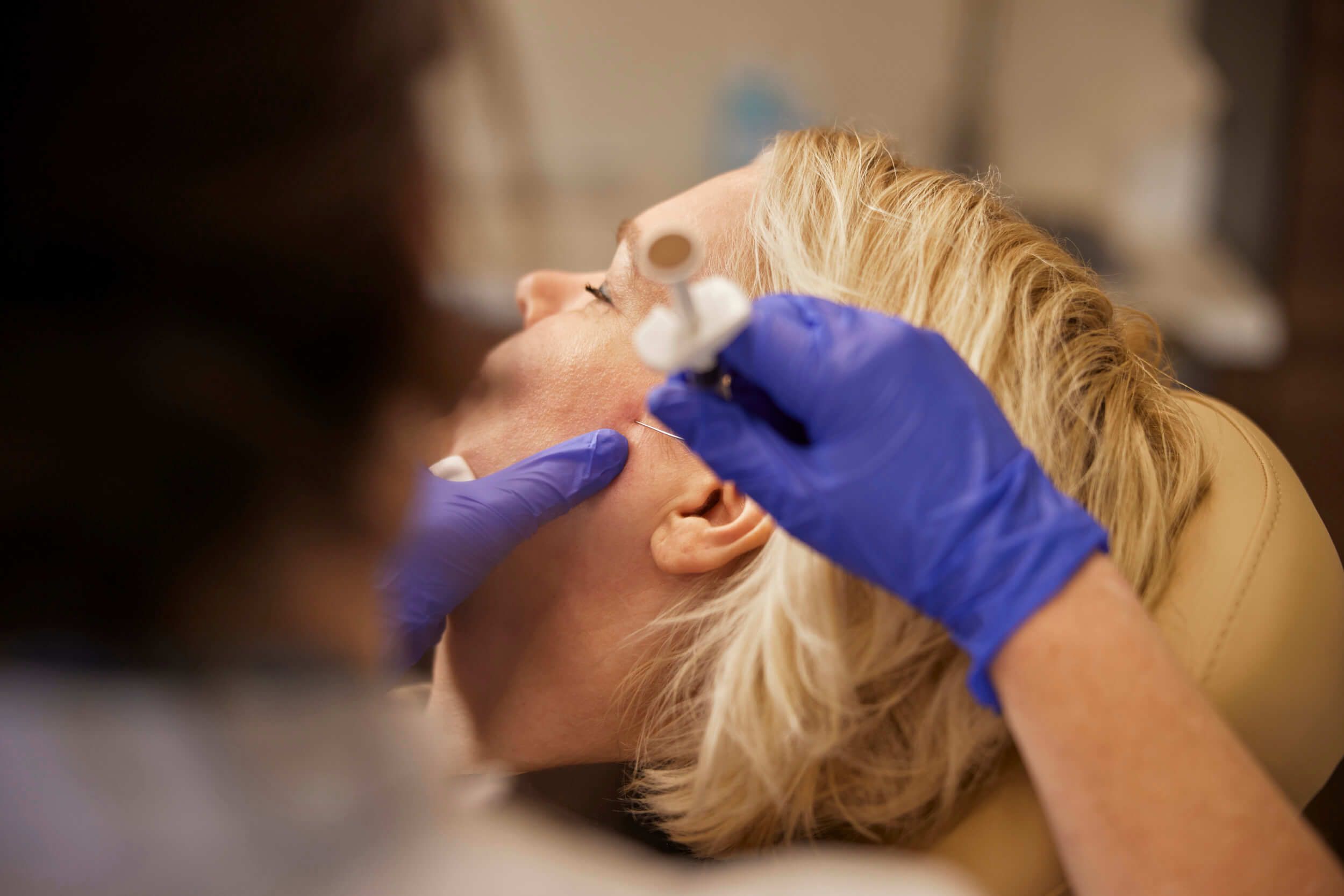 Cosmetisch arts voert Sculptra collageenstrimulerende behandeling uit bij client van The Body Clinic