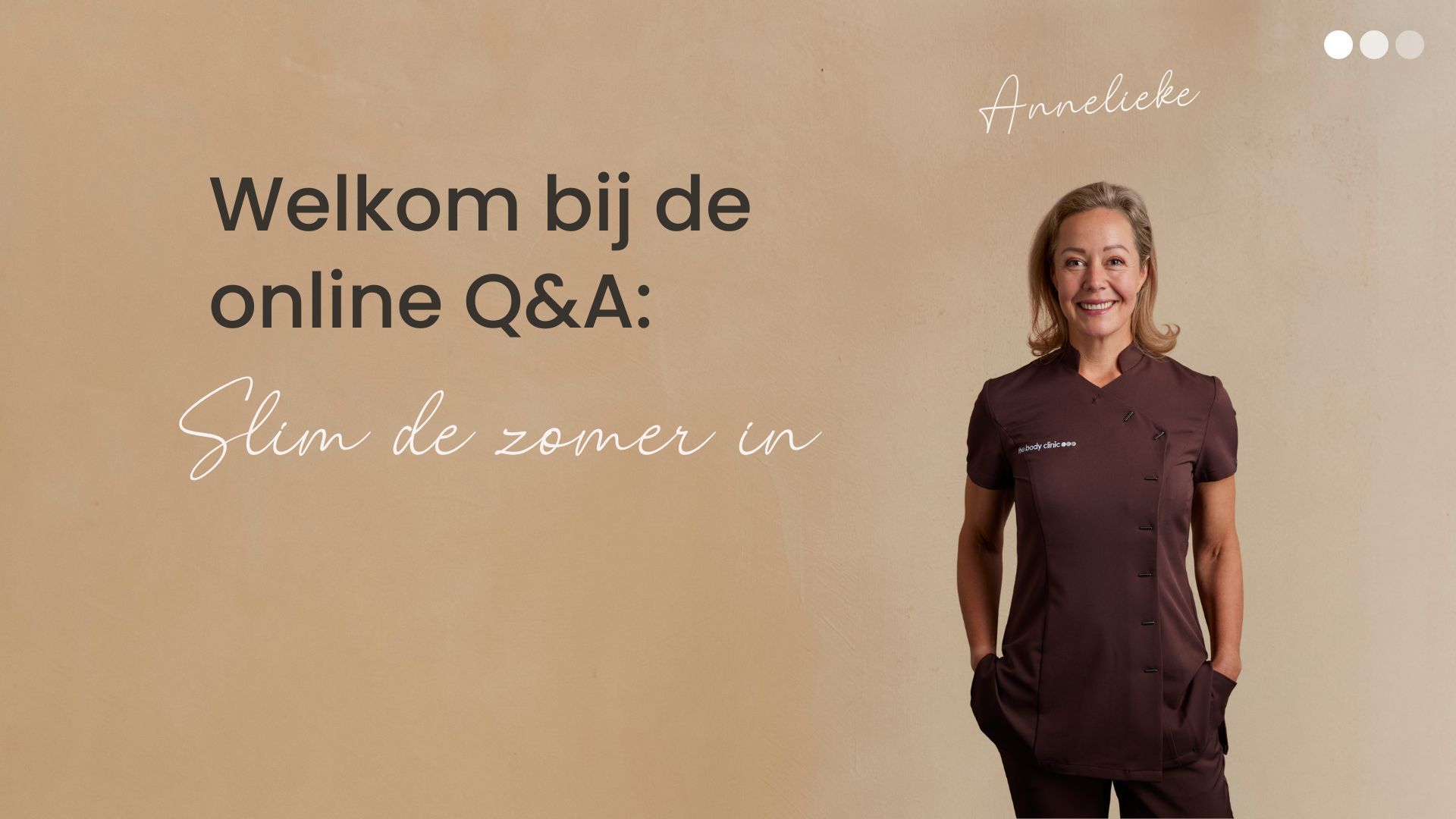 Smiling woman in brown uniform with text: 'Online Q&A: Slim de zomer in'.