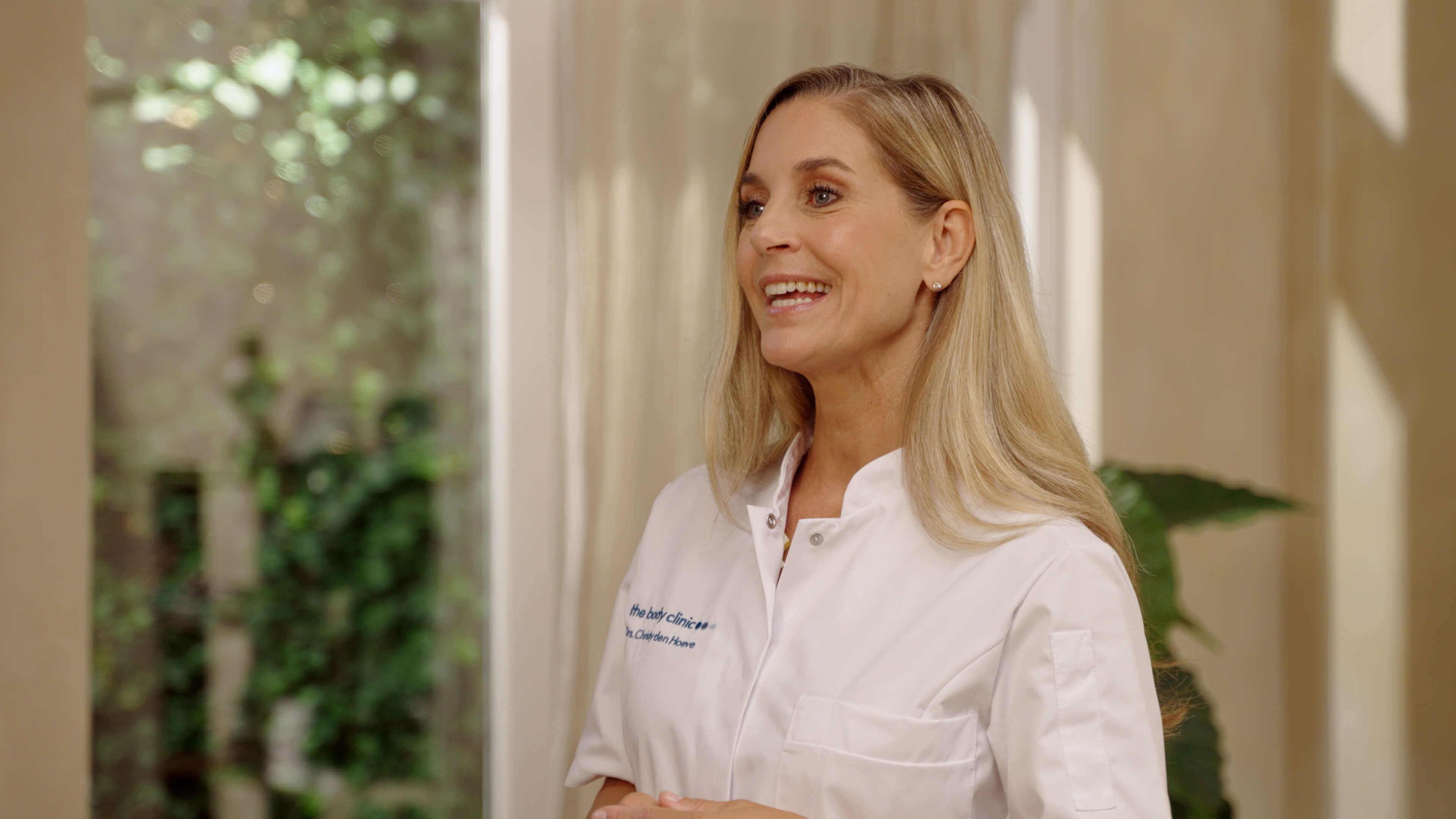 Cosmetisch arts legt botoxbehandeling kinlijntjes en putjes uit in instructievideo bij The Body Clinic